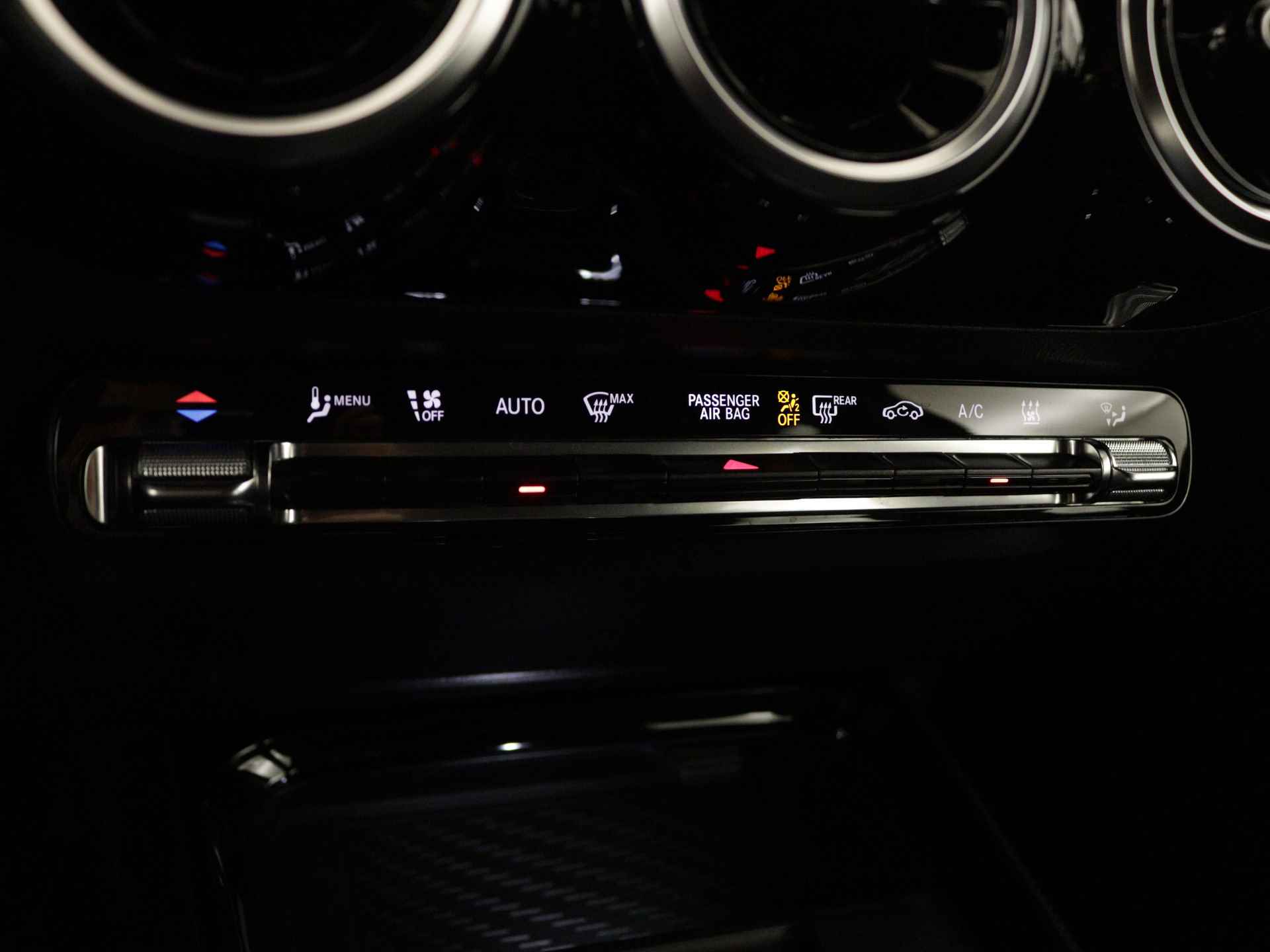 Mercedes-Benz GLA 250 e Plug In Hybride Style | Augmented Reality | Stoelverwarming | Navigatie | Car Play | DAB | Parkeersensoren | Inclusief 24 maanden Mercedes-Benz Certified garantie voor Europa. - 9/38