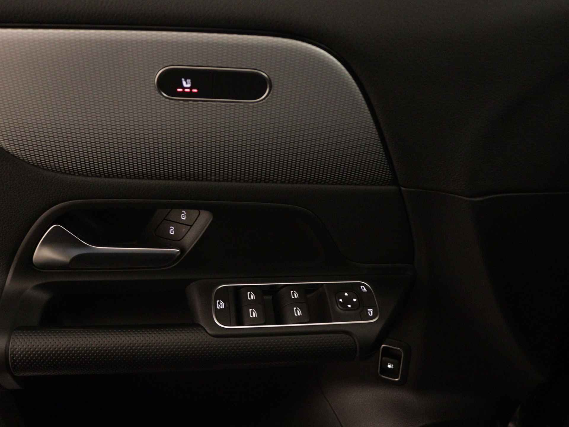 Mercedes-Benz GLA 250 e Plug In Hybride Style | Augmented Reality | Stoelverwarming | Navigatie | Car Play | DAB | Parkeersensoren | Inclusief 24 maanden Mercedes-Benz Certified garantie voor Europa. - 26/38