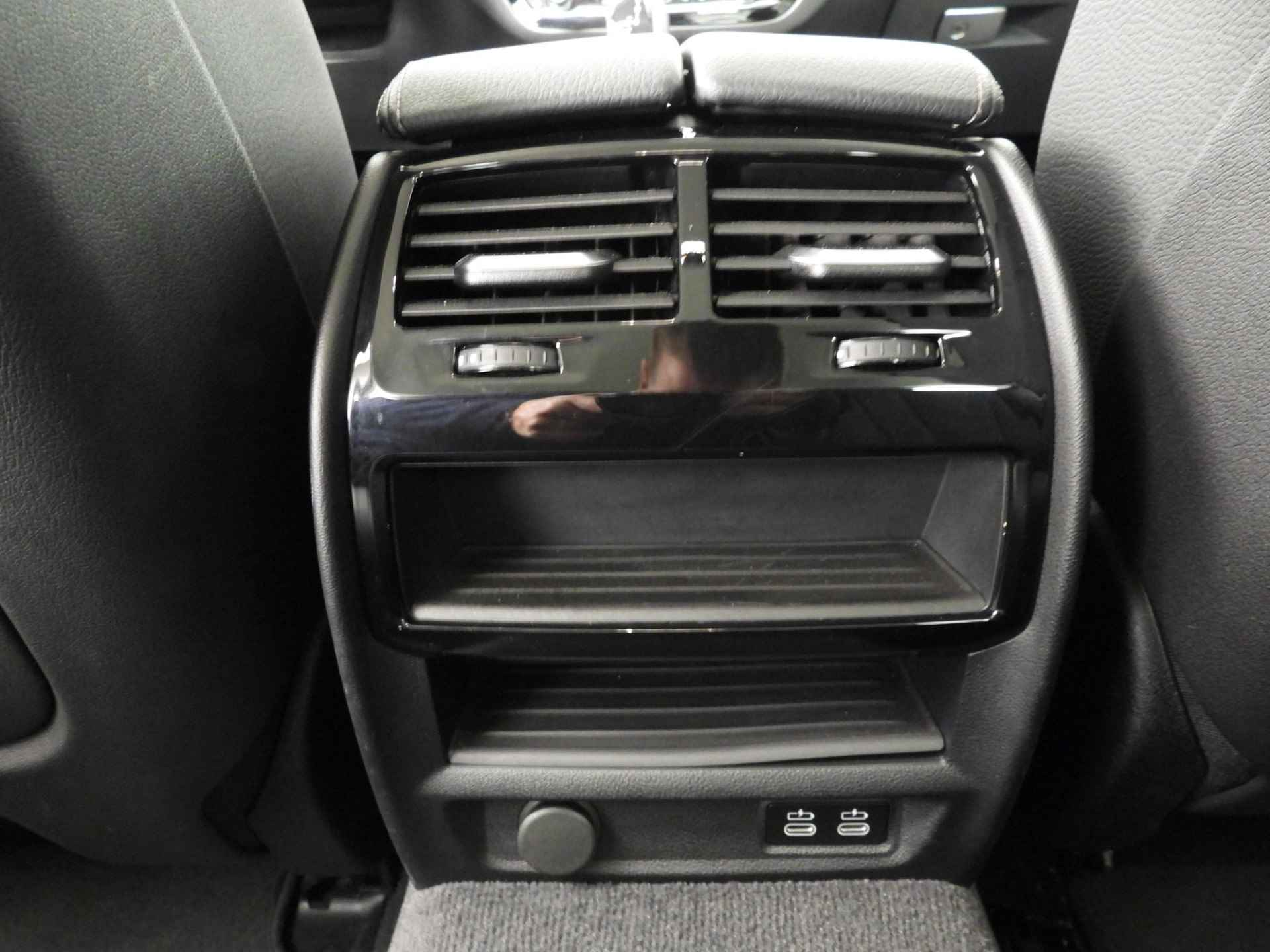 BMW 5-Serie Touring 520e | Laserlicht | Leder | Navigatie | Trekhaak | Comfortzetels | Stoelverwarming | DAB | Alu 18 inch - 24/52