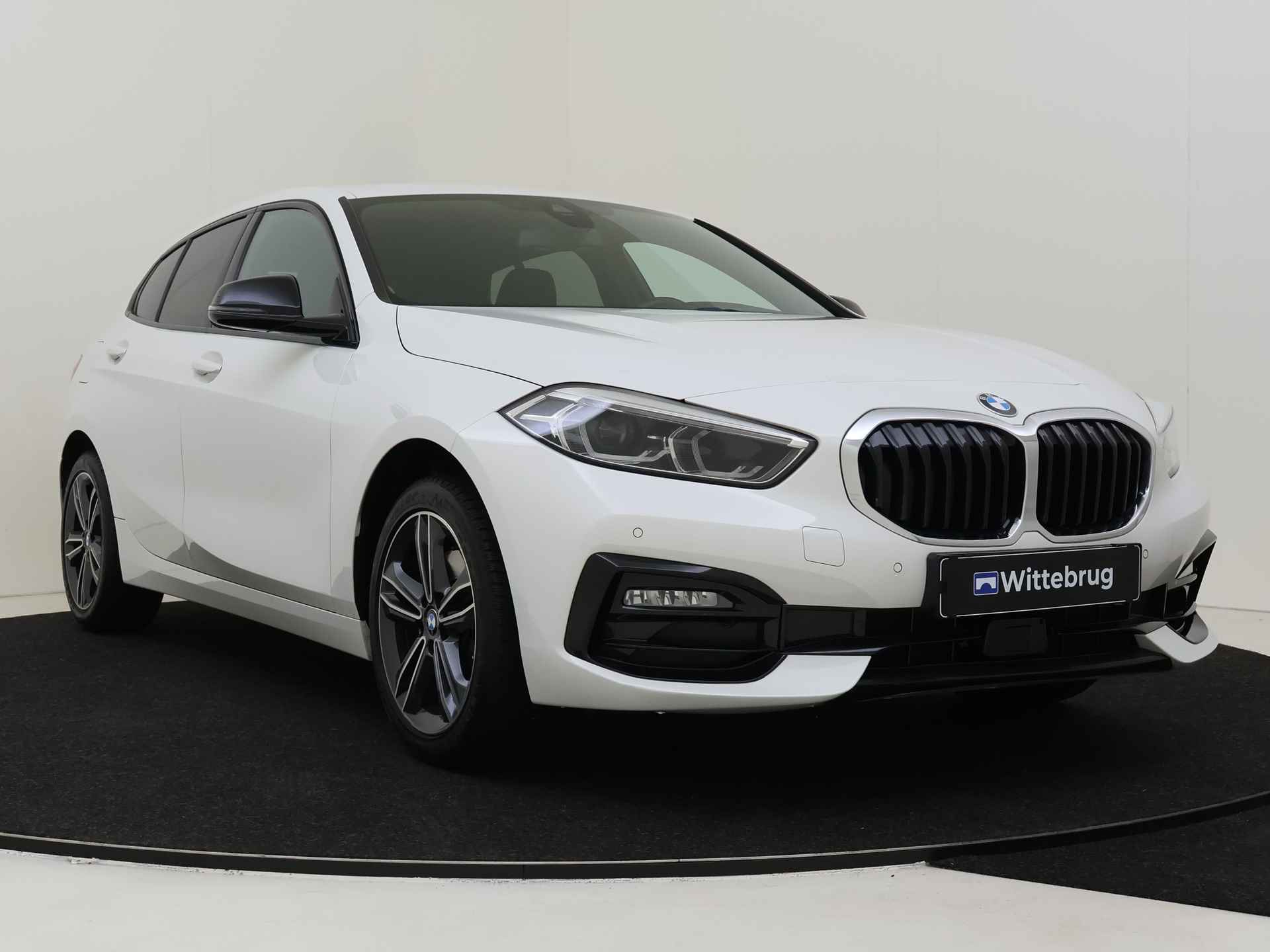 BMW 1-serie 118i Executive Edition Automaat | Navigatie | Sportstoelen | M-Stuurwiel - 3/31