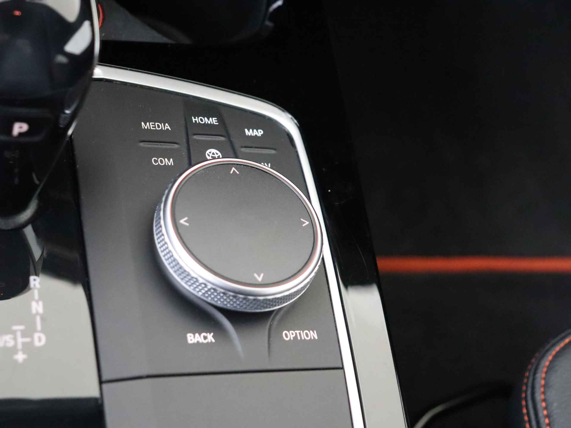 BMW 1-serie 118i Executive Edition Automaat | Navigatie | Sportstoelen | M-Stuurwiel - 25/31