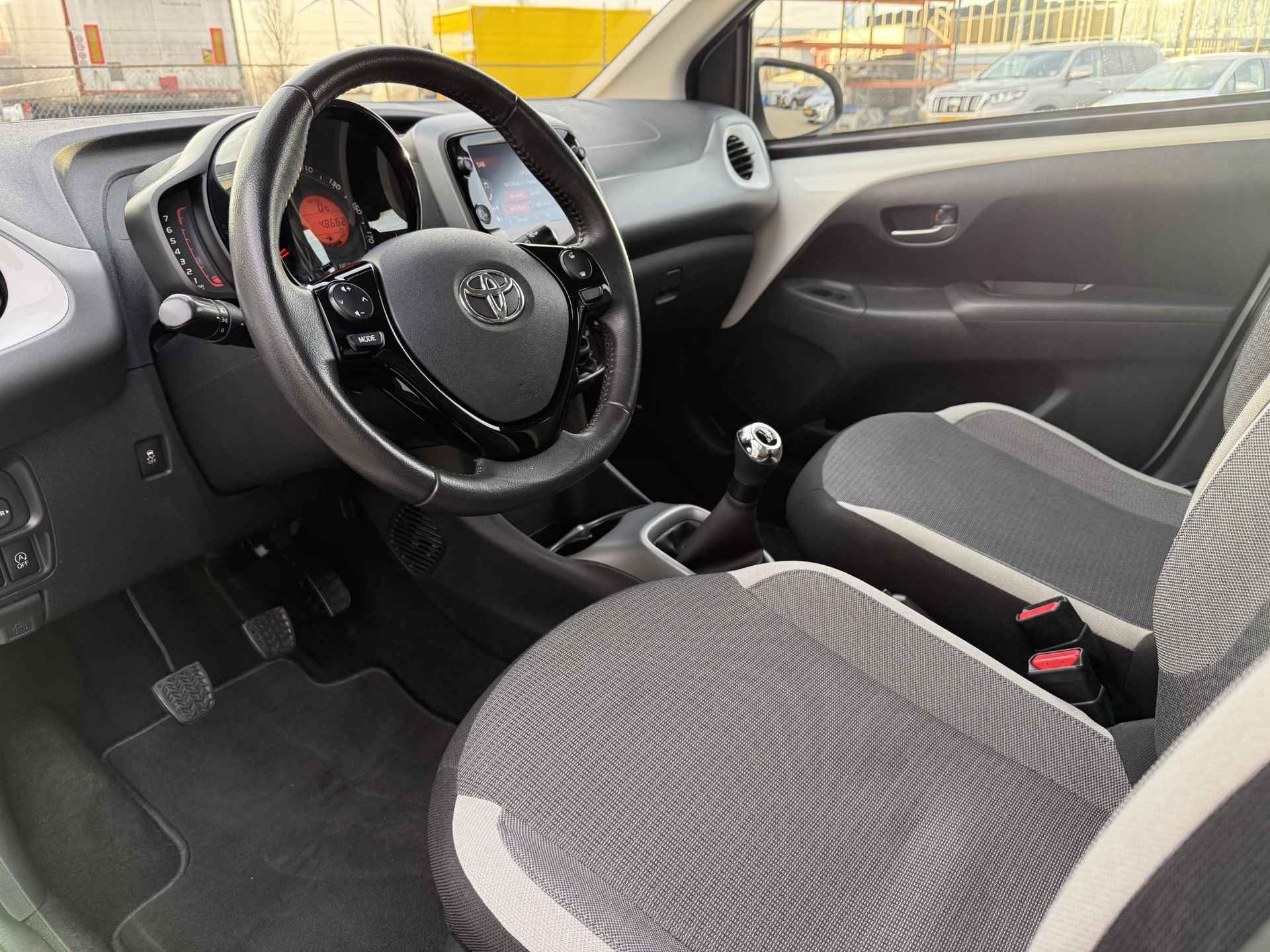 Toyota Aygo 1.0 VVT-i x-play - 2/21