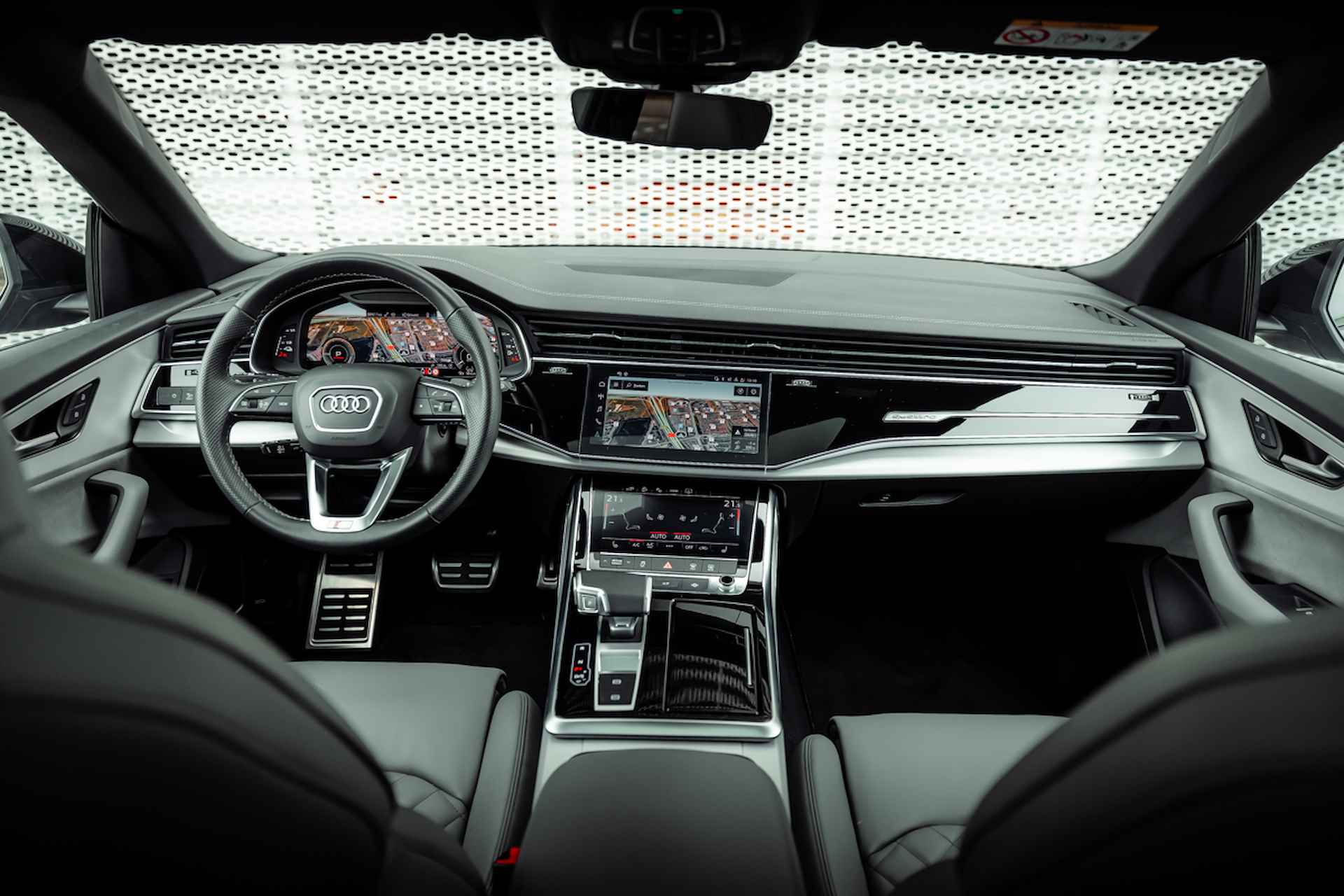 Audi Q8 55 TFSI e 381pk quattro S Line | Panoramadak | S-sportstoelen | Leder met ruitstiksel | Bang & Olufsen | 22" LM velgen | Optiek zwart | Trekhaak | Tour & Parking - 18/35