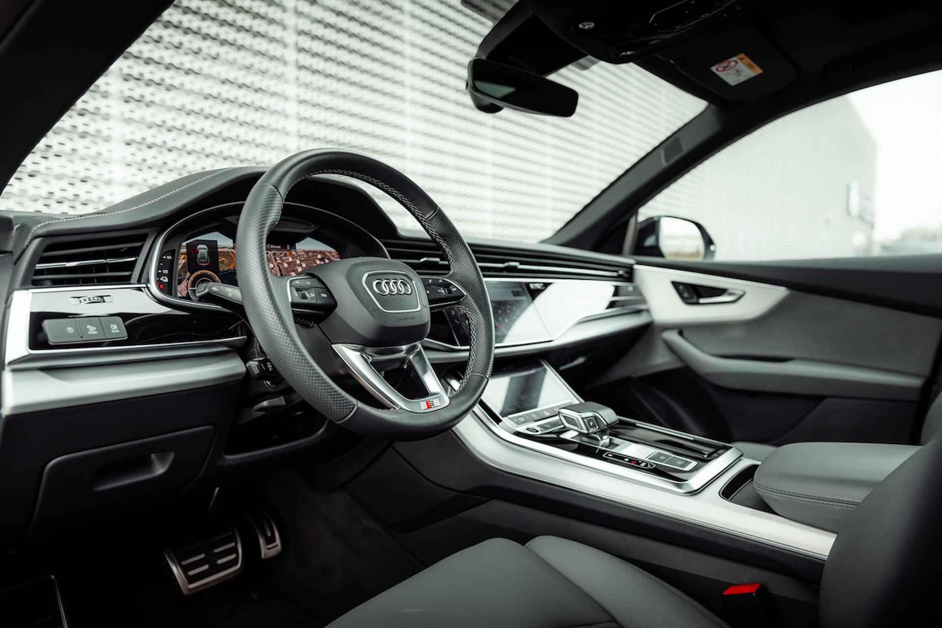 Audi Q8 55 TFSI e 381pk quattro S Line | Panoramadak | S-sportstoelen | Leder met ruitstiksel | Bang & Olufsen | 22" LM velgen | Optiek zwart | Trekhaak | Tour & Parking - 19/35