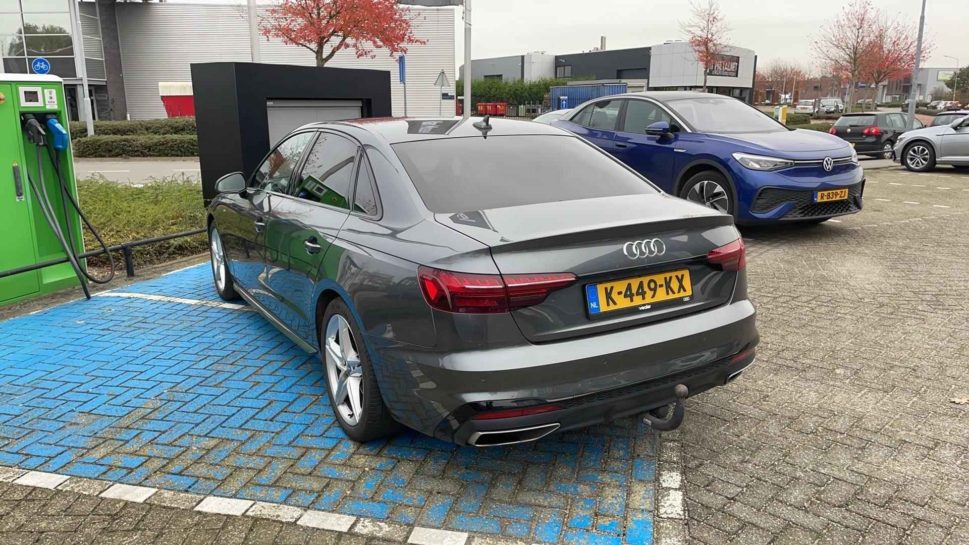 Audi A4 Limousine 40 TFSI Launch edition Sport 190 PK | S-Line | Automaat | Virtual Cockpit Plus | Navigatie | Parkeersensoren | Cruise Control | Trekhaak | Privacy Glas |  Apple Carplay | Android Auto | LED | - 3/9