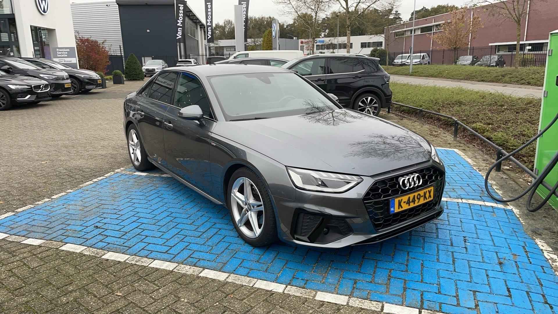 Audi A4 Limousine 40 TFSI Launch edition Sport 190 PK | S-Line | Automaat | Virtual Cockpit Plus | Navigatie | Parkeersensoren | Cruise Control | Trekhaak | Privacy Glas |  Apple Carplay | Android Auto | LED | - 4/9