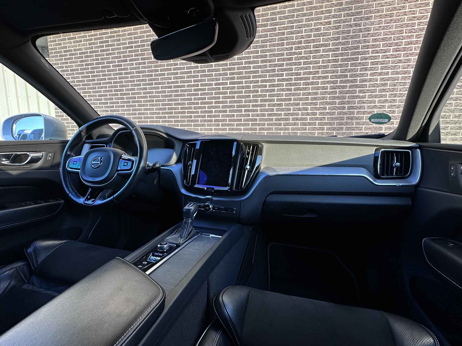 Volvo XC60 2.0 D4 AWD R-Design | Navigatie | Keyless | Apple CarPlay / Android Auto - 8/47