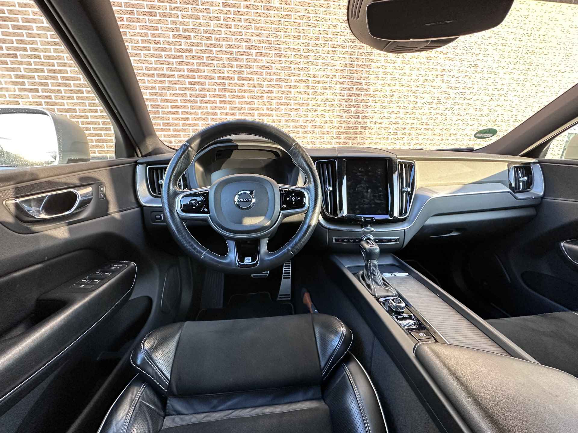 Volvo XC60 2.0 D4 AWD R-Design | Navigatie | Keyless | Apple CarPlay / Android Auto - 9/47