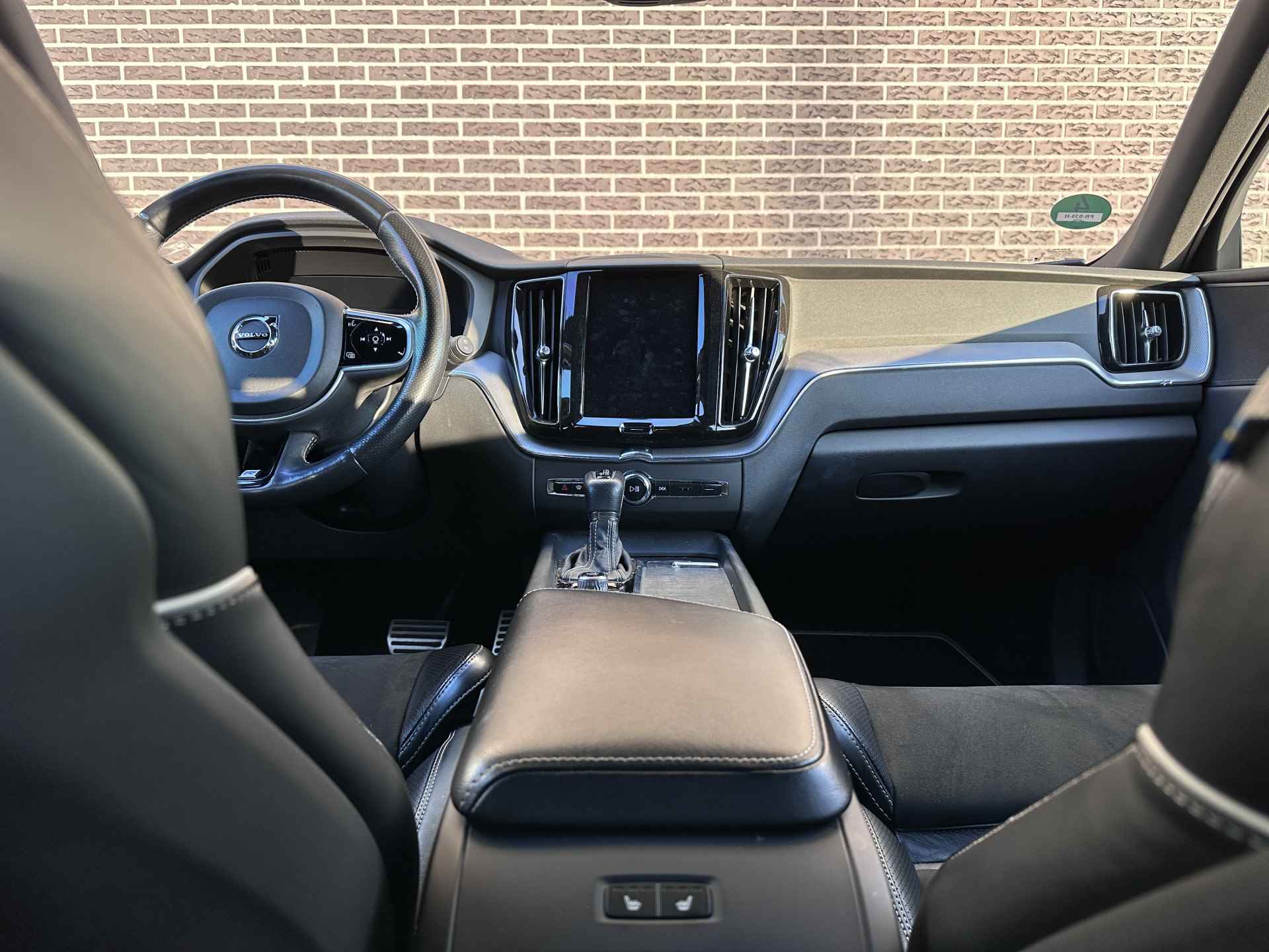 Volvo XC60 2.0 D4 AWD R-Design | Navigatie | Keyless | Apple CarPlay / Android Auto - 28/47