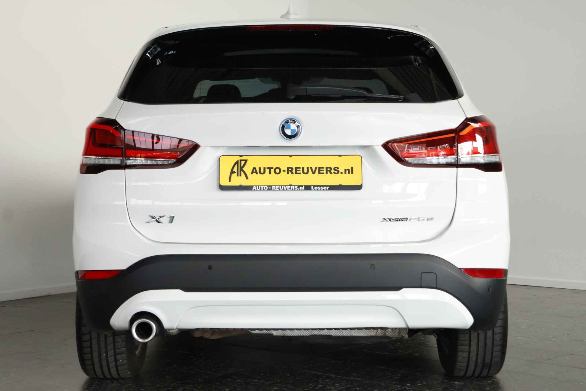 BMW X1 xDrive25e Panorama / Opendak / LED / Navi / Cruisecontrol - 8/32