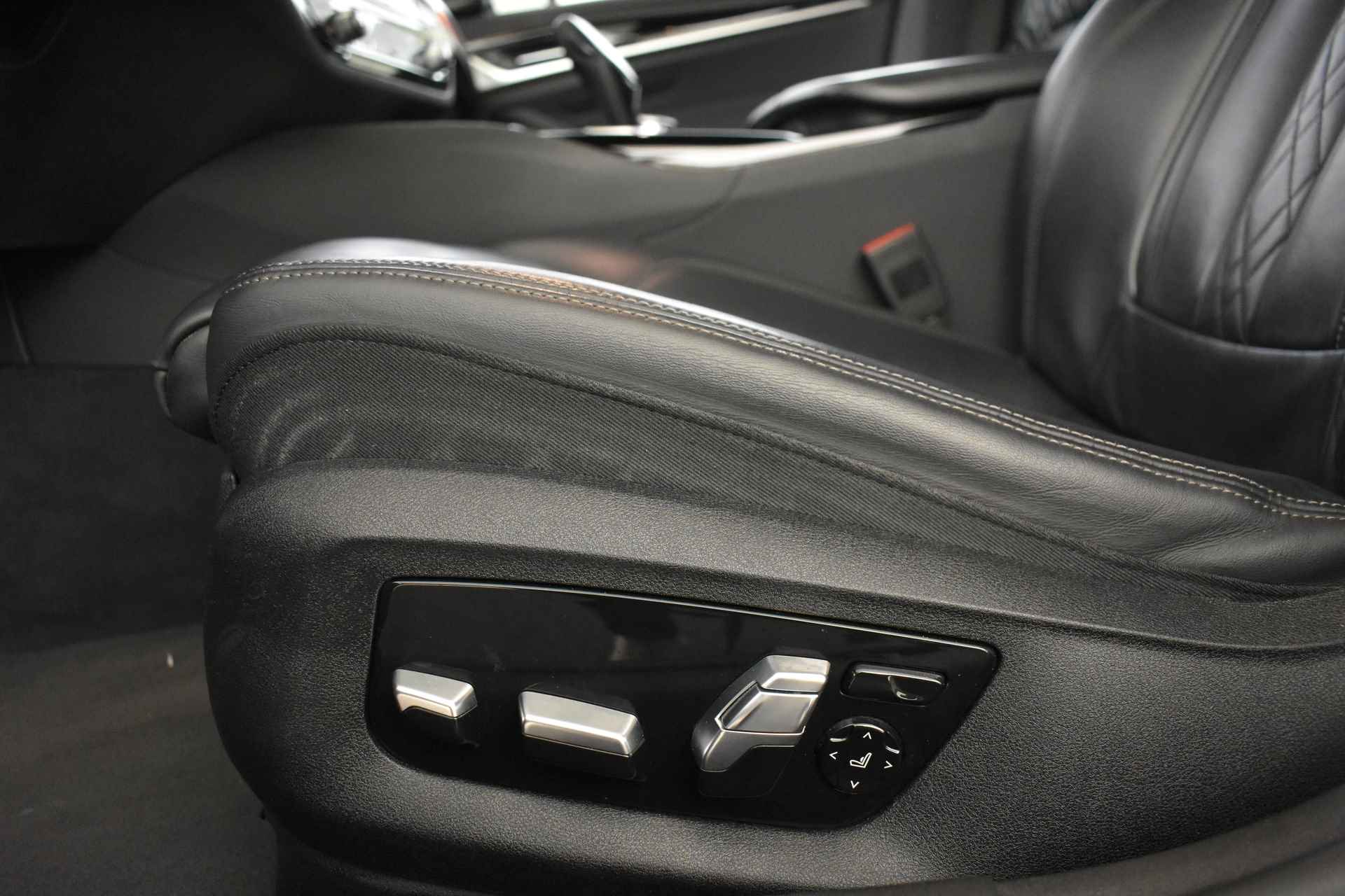 BMW 5 Serie Touring 540i xDrive High Executive M Sport Automaat / Panoramadak / Laserlight / Head-Up / Live Cockpit Professional / M Sportonderstel / Comfortstoelen / Harman Kardon - 8/55