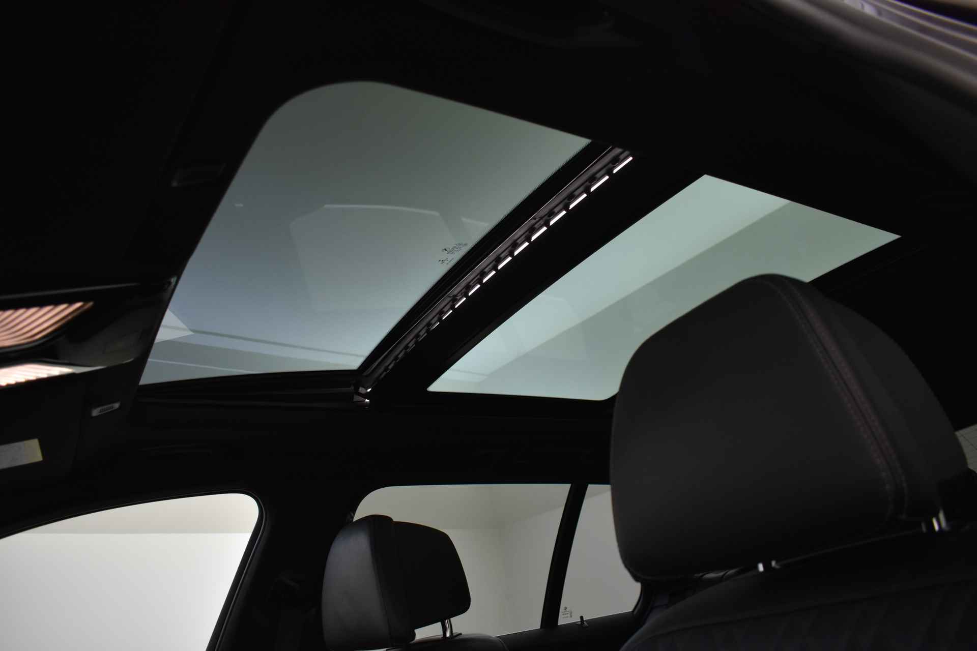 BMW 5 Serie Touring 540i xDrive High Executive M Sport Automaat / Panoramadak / Laserlight / Head-Up / Live Cockpit Professional / M Sportonderstel / Comfortstoelen / Harman Kardon - 10/55