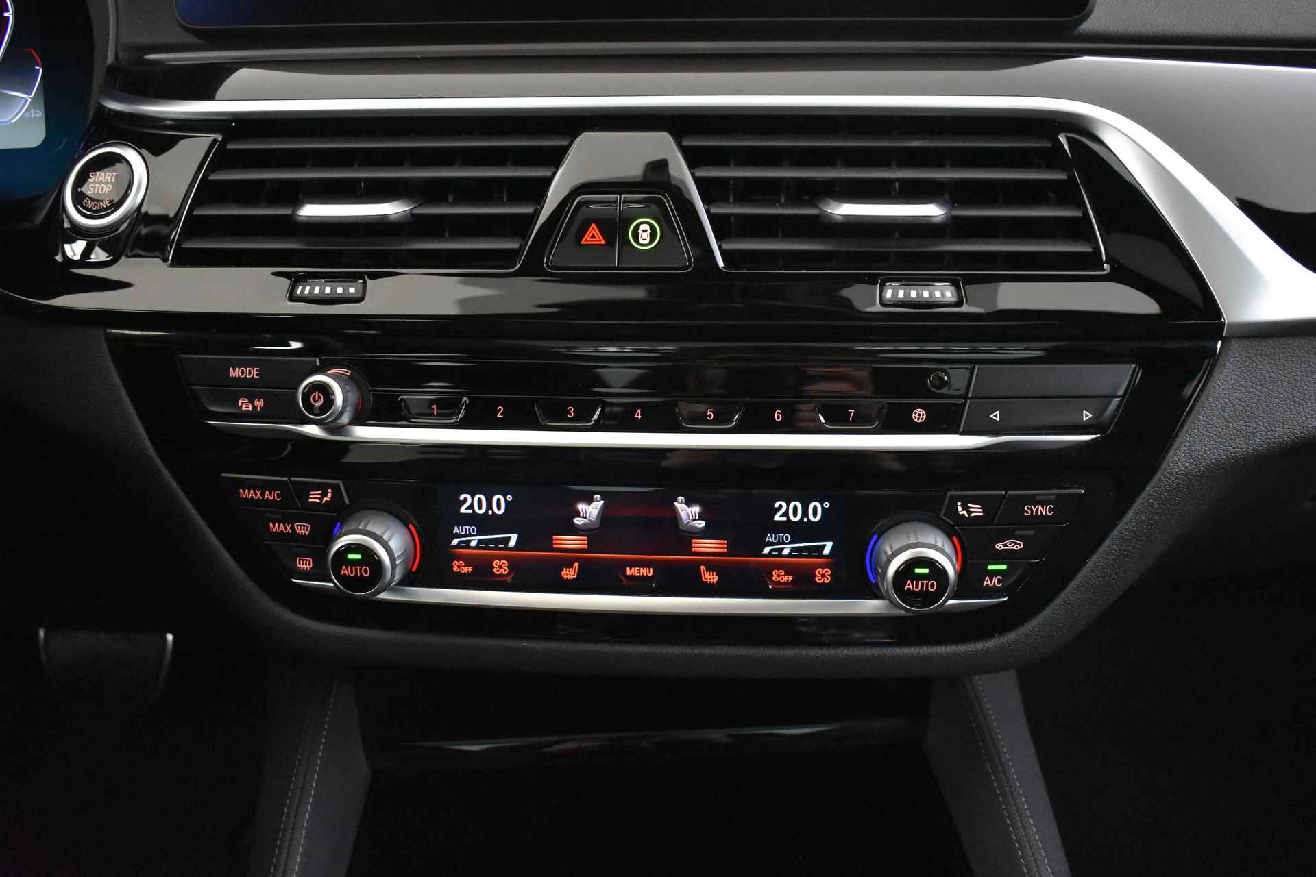 BMW 5 Serie Touring 540i xDrive High Executive M Sport Automaat / Panoramadak / Laserlight / Head-Up / Live Cockpit Professional / M Sportonderstel / Comfortstoelen / Harman Kardon - 31/55