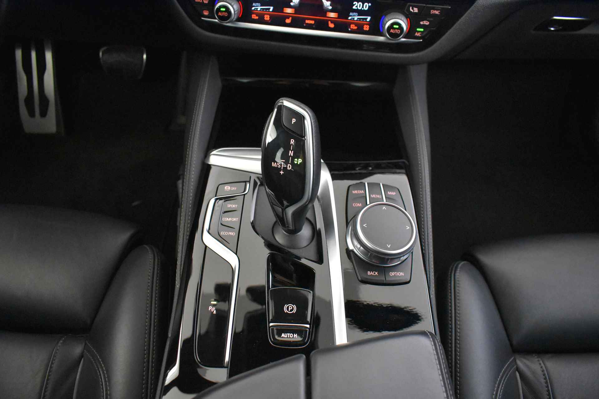 BMW 5 Serie Touring 540i xDrive High Executive M Sport Automaat / Panoramadak / Laserlight / Head-Up / Live Cockpit Professional / M Sportonderstel / Comfortstoelen / Harman Kardon - 32/55