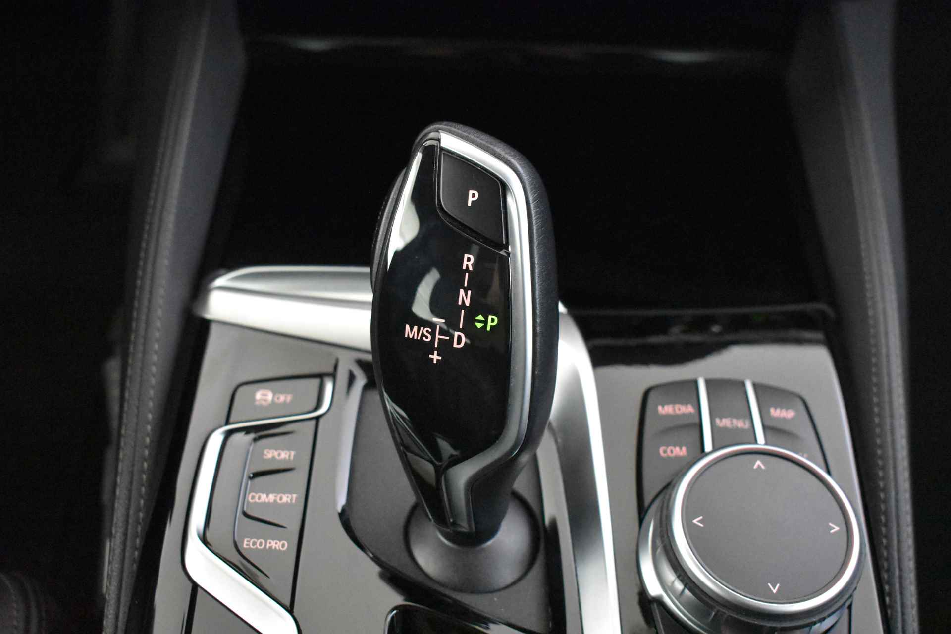 BMW 5 Serie Touring 540i xDrive High Executive M Sport Automaat / Panoramadak / Laserlight / Head-Up / Live Cockpit Professional / M Sportonderstel / Comfortstoelen / Harman Kardon - 33/55