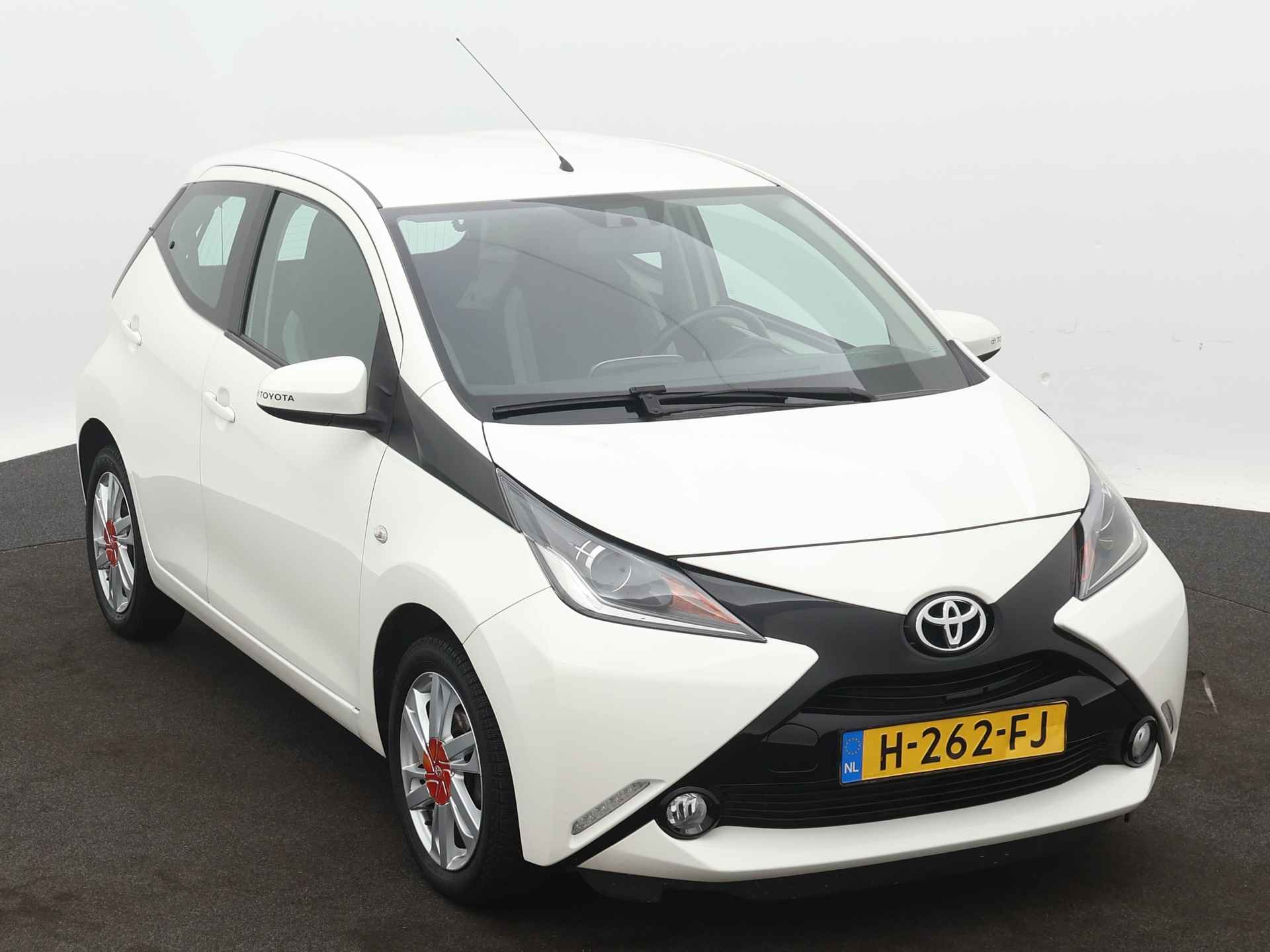 Toyota Aygo 1.0 VVT-i x-cite Limited | Airco | Camera | LM velgen | - 27/40