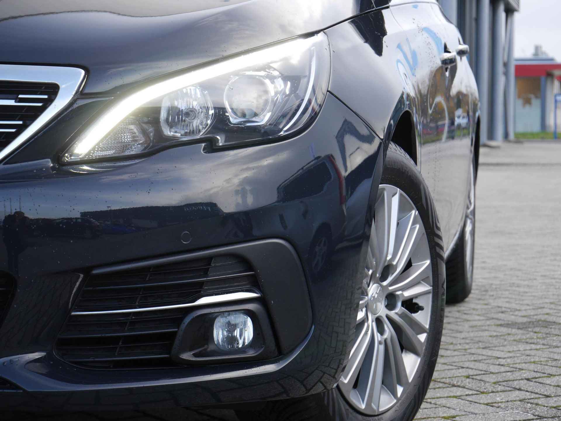 Peugeot 308 SW 1.2 PureTech Premium 110 Pk | Keyless Entry & Start | Panorama Dak | Adaptieve Cruise Control | Parkeersensoren Voor & Achter | Navigatie | Camera Achter - 5/49