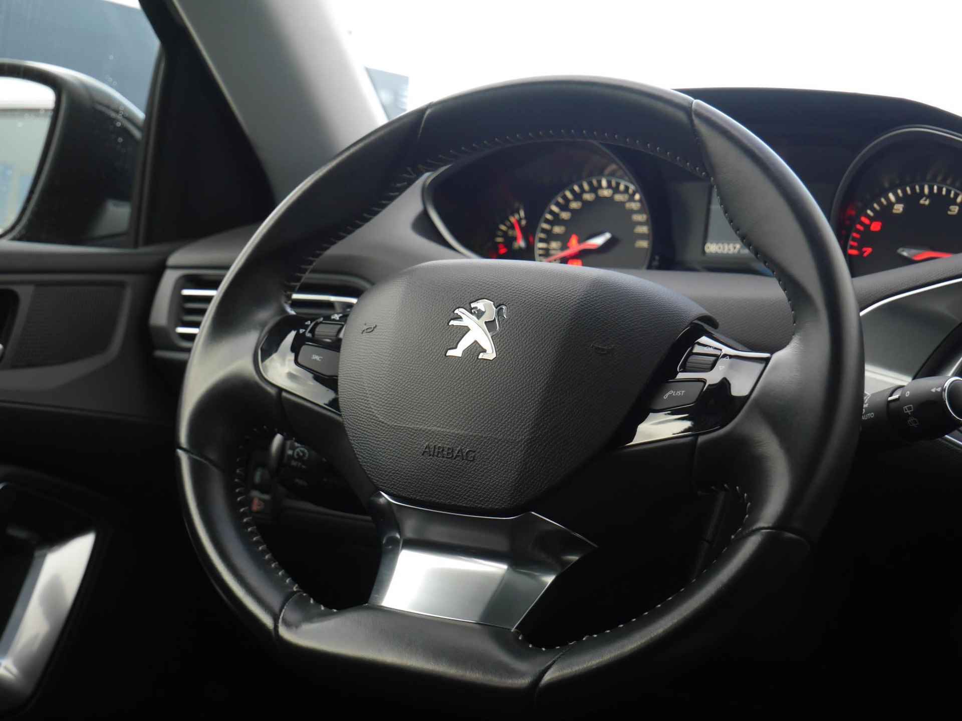 Peugeot 308 SW 1.2 PureTech Premium 110 Pk | Keyless Entry & Start | Panorama Dak | Adaptieve Cruise Control | Parkeersensoren Voor & Achter | Navigatie | Camera Achter - 22/49