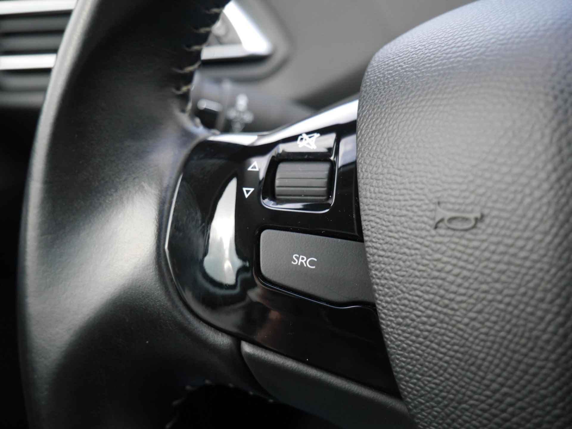 Peugeot 308 SW 1.2 PureTech Premium 110 Pk | Keyless Entry & Start | Panorama Dak | Adaptieve Cruise Control | Parkeersensoren Voor & Achter | Navigatie | Camera Achter - 23/49