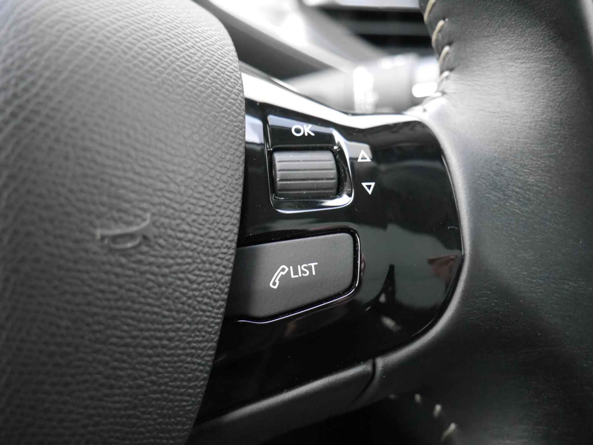 Peugeot 308 SW 1.2 PureTech Premium 110 Pk | Keyless Entry & Start | Panorama Dak | Adaptieve Cruise Control | Parkeersensoren Voor & Achter | Navigatie | Camera Achter - 24/49