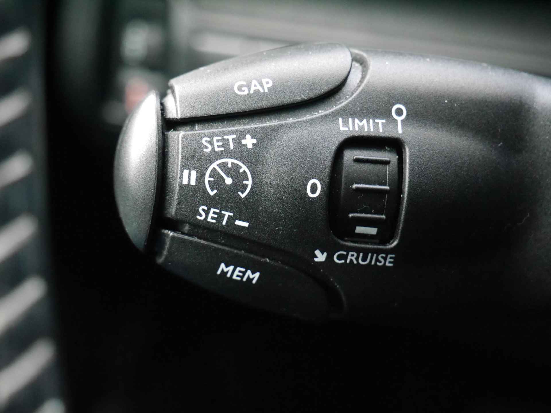 Peugeot 308 SW 1.2 PureTech Premium 110 Pk | Keyless Entry & Start | Panorama Dak | Adaptieve Cruise Control | Parkeersensoren Voor & Achter | Navigatie | Camera Achter - 25/49