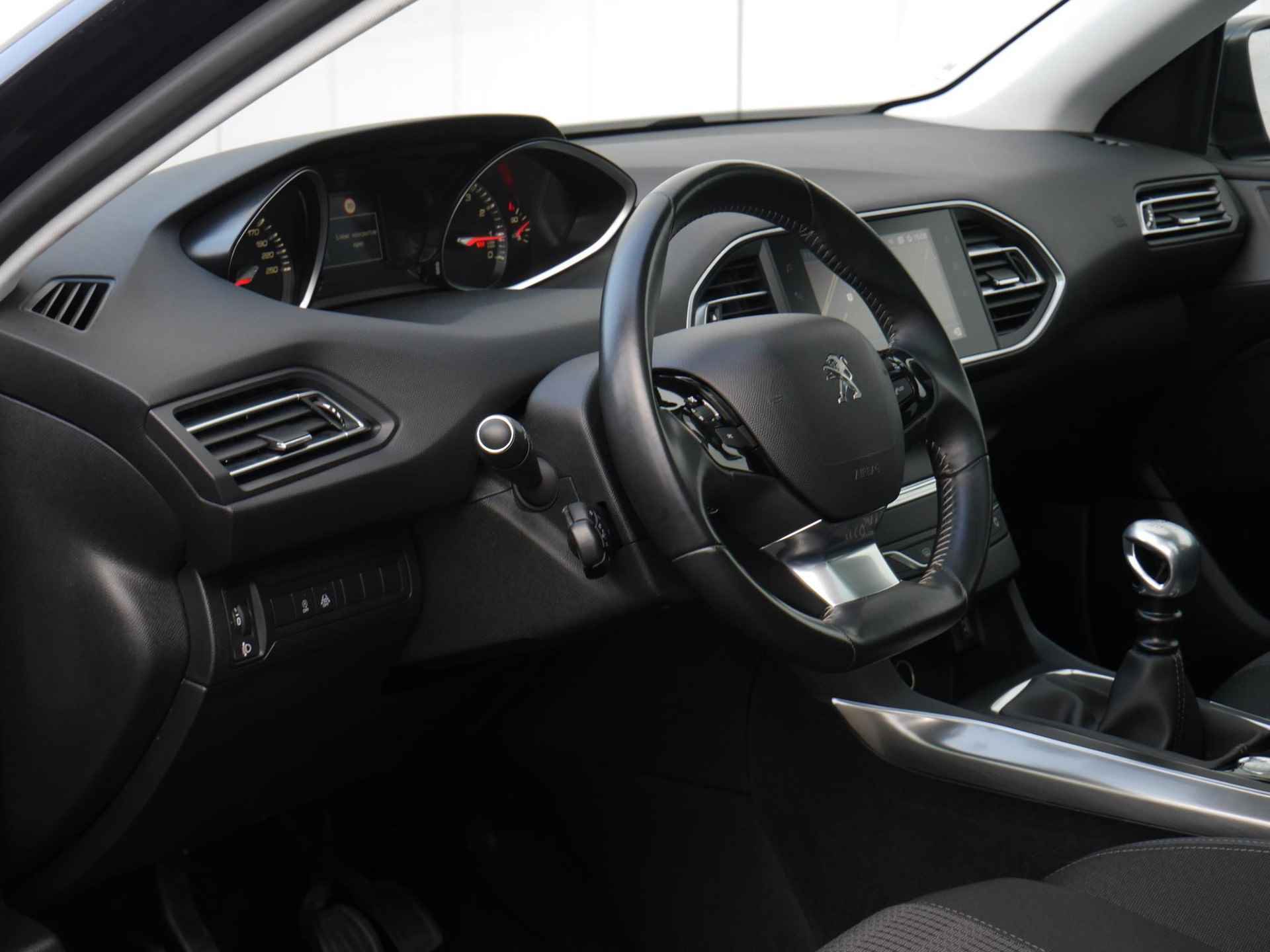 Peugeot 308 SW 1.2 PureTech Premium 110 Pk | Keyless Entry & Start | Panorama Dak | Adaptieve Cruise Control | Parkeersensoren Voor & Achter | Navigatie | Camera Achter - 34/49