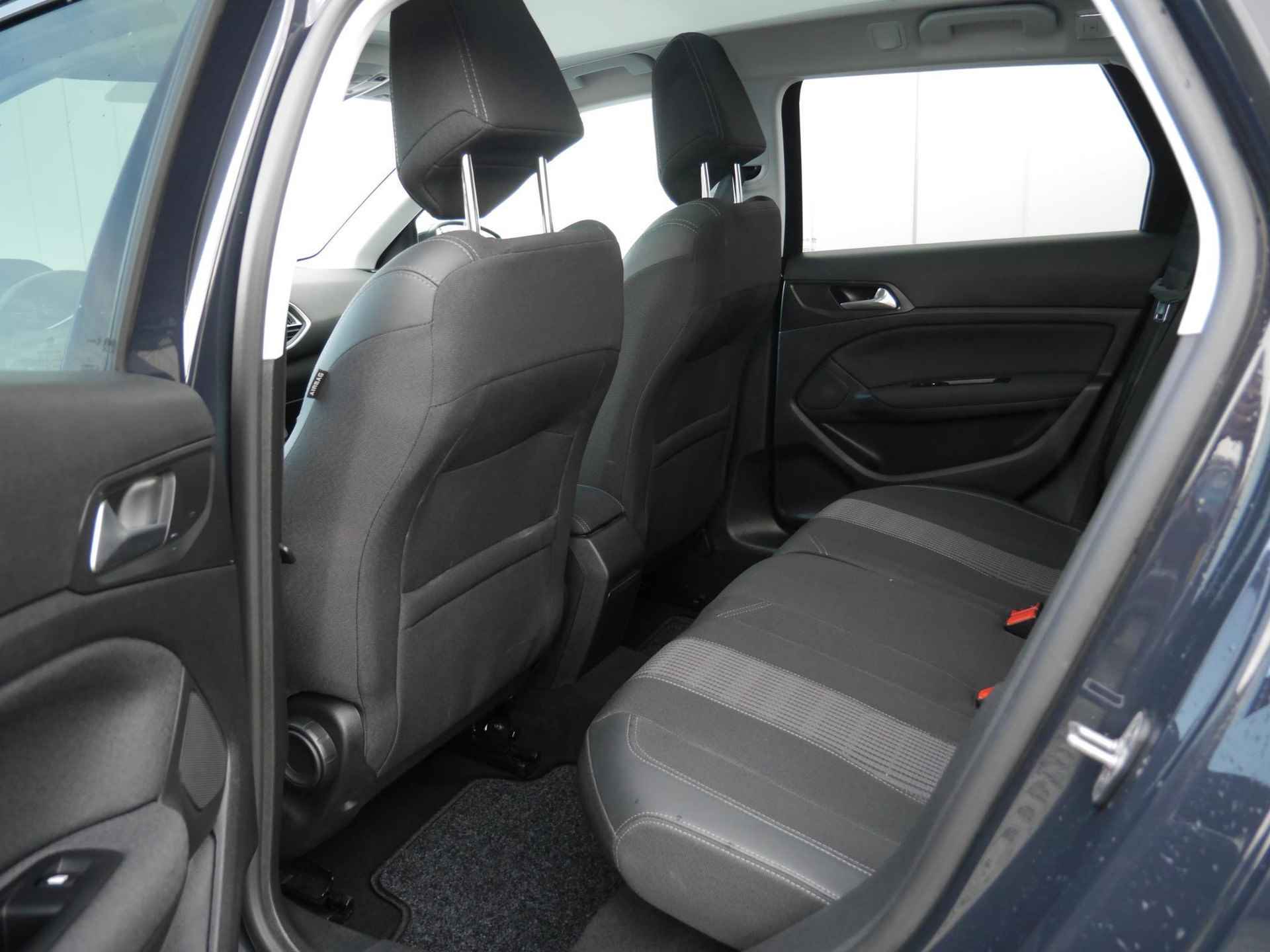 Peugeot 308 SW 1.2 PureTech Premium 110 Pk | Keyless Entry & Start | Panorama Dak | Adaptieve Cruise Control | Parkeersensoren Voor & Achter | Navigatie | Camera Achter - 45/49