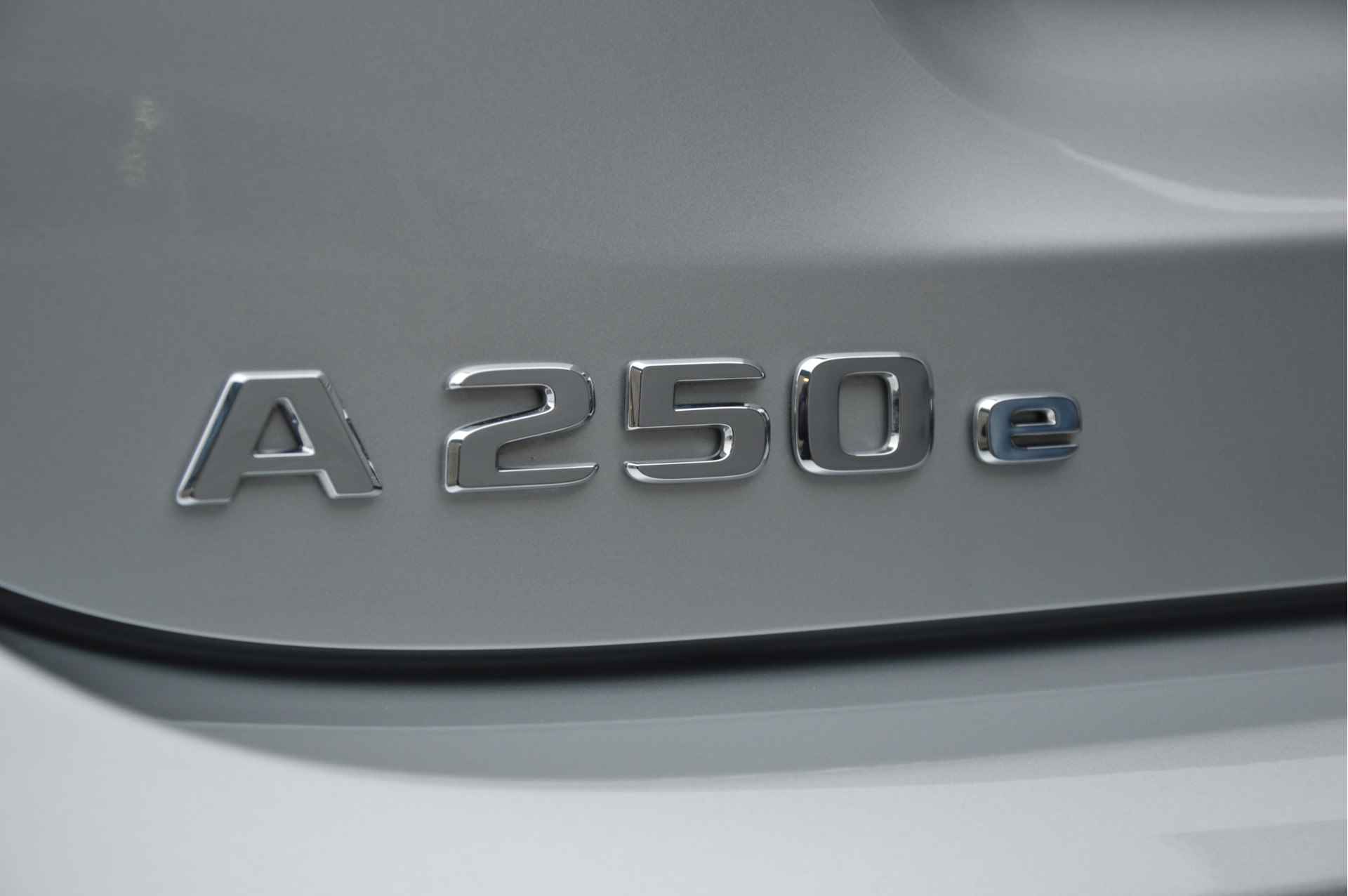 Mercedes-Benz A-Klasse 250 e AMG-LINE | PANORAMADAK | 360 CAMERA | KEYLESS-GO | MULTIBEAM LED | ADAPTIVE CRUISE | SFEERVERLICHTING | HEAD-UP DISPLAY | - 42/47