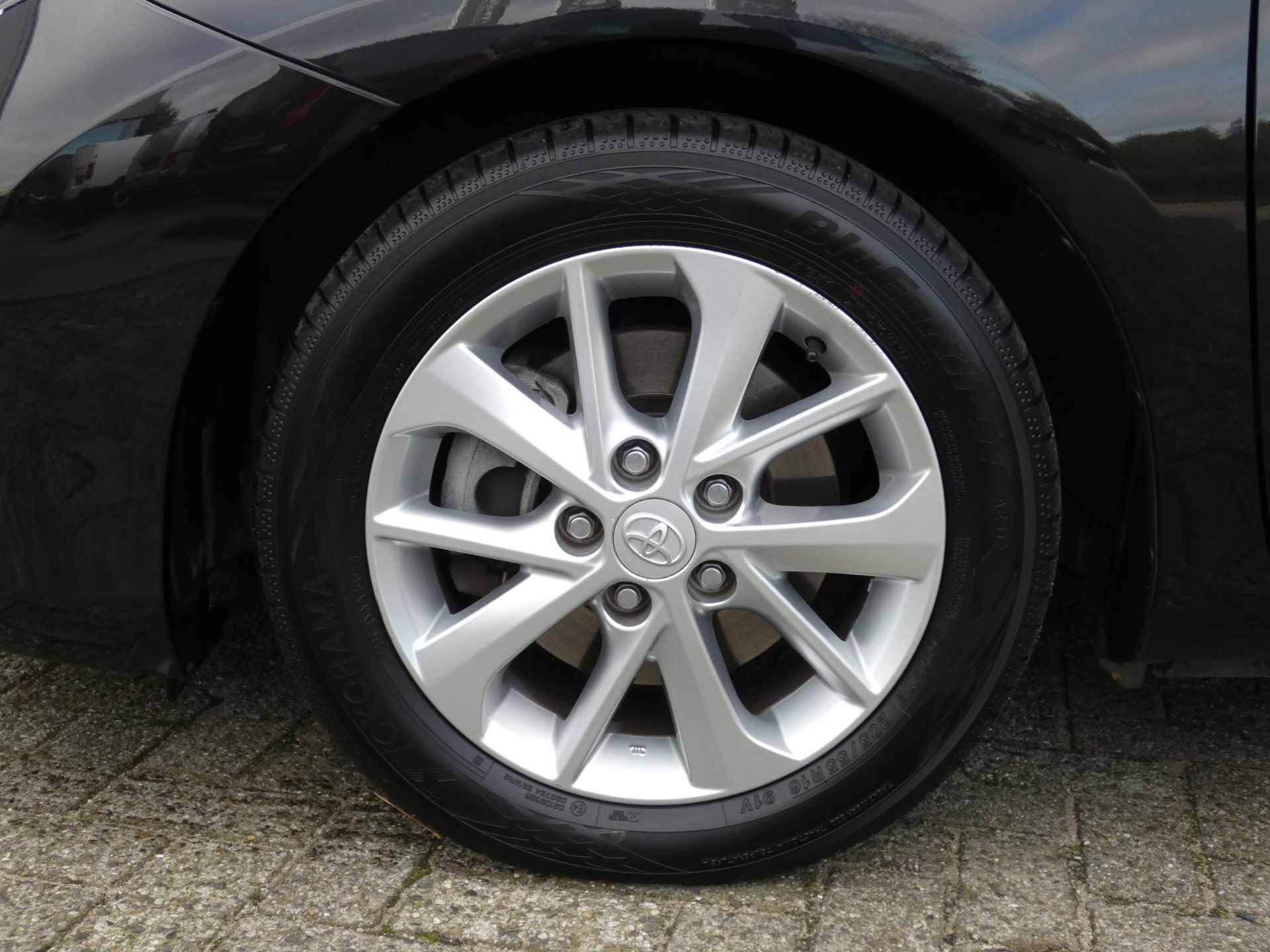 Toyota Auris Touring Sports 1.8 Hybrid Lease | NAVIGATIE | ACHTERUITRIJCAMERA | PANORAMADAK | - 9/26