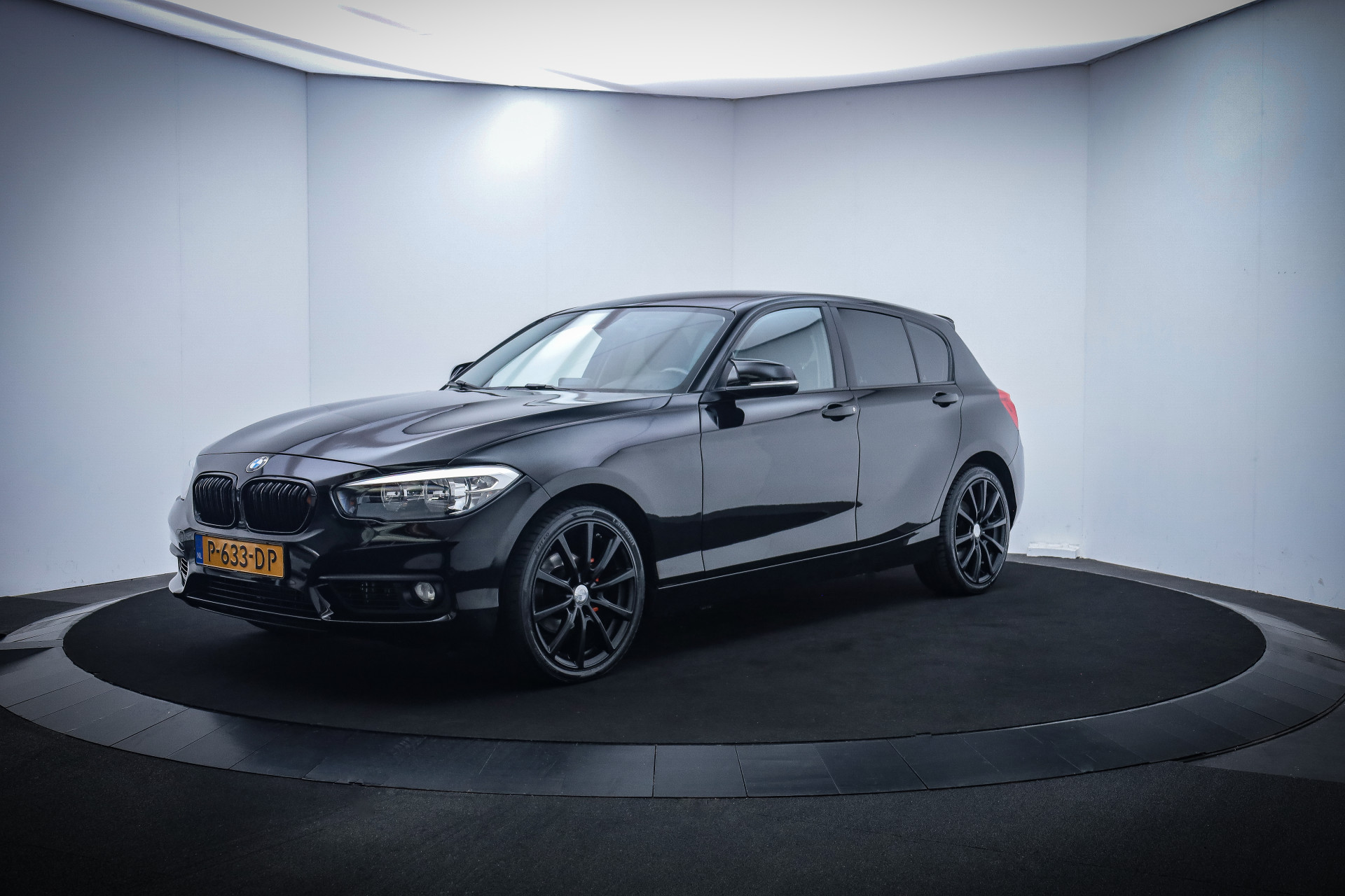 BMW 1-serie 118i 5Drs Executive NAVI/STOELVERW/18INCH/BLUETOOTH/PDC