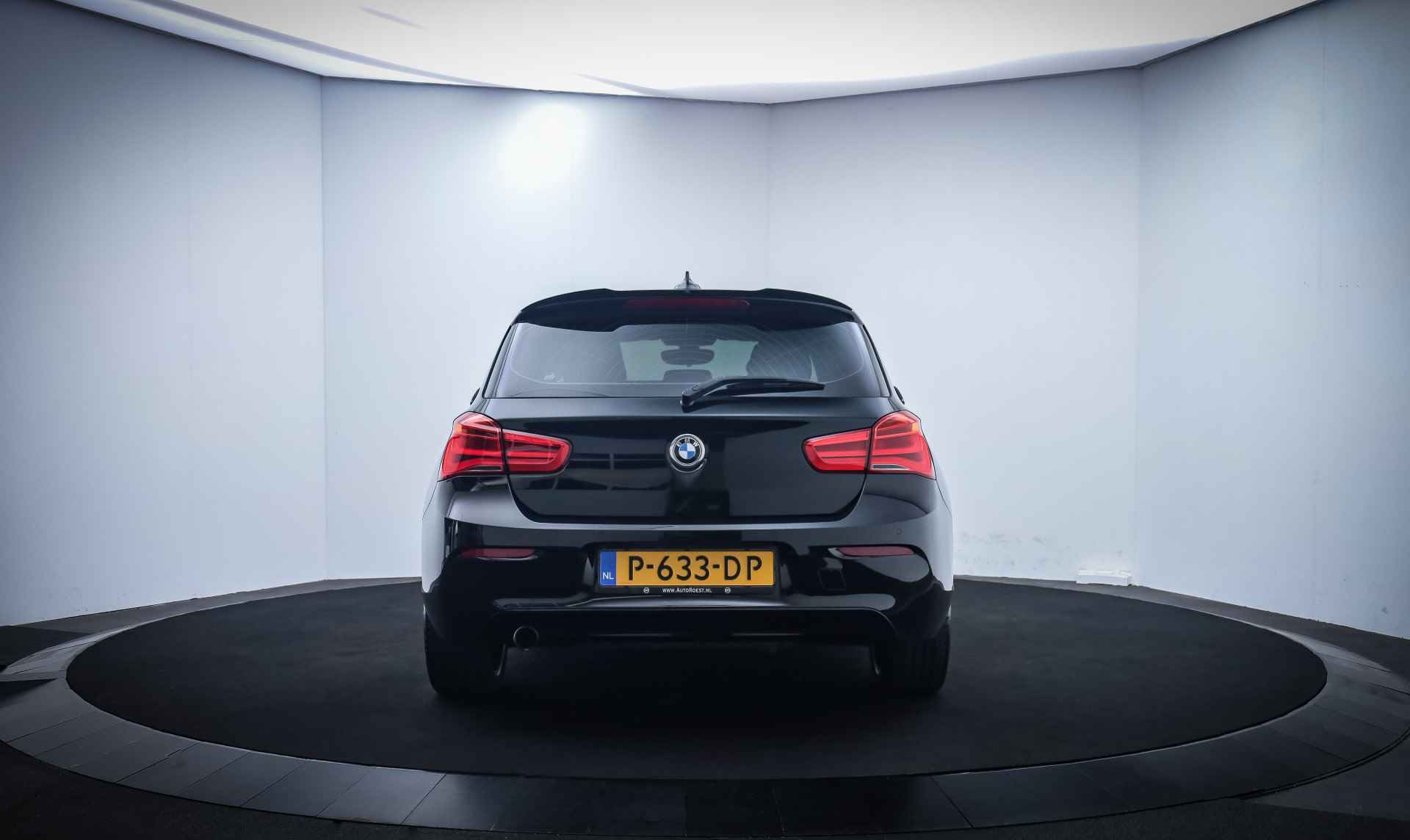 BMW 1-serie 118i 5Drs Executive NAVI/STOELVERW/18INCH/BLUETOOTH/PDC - 6/23