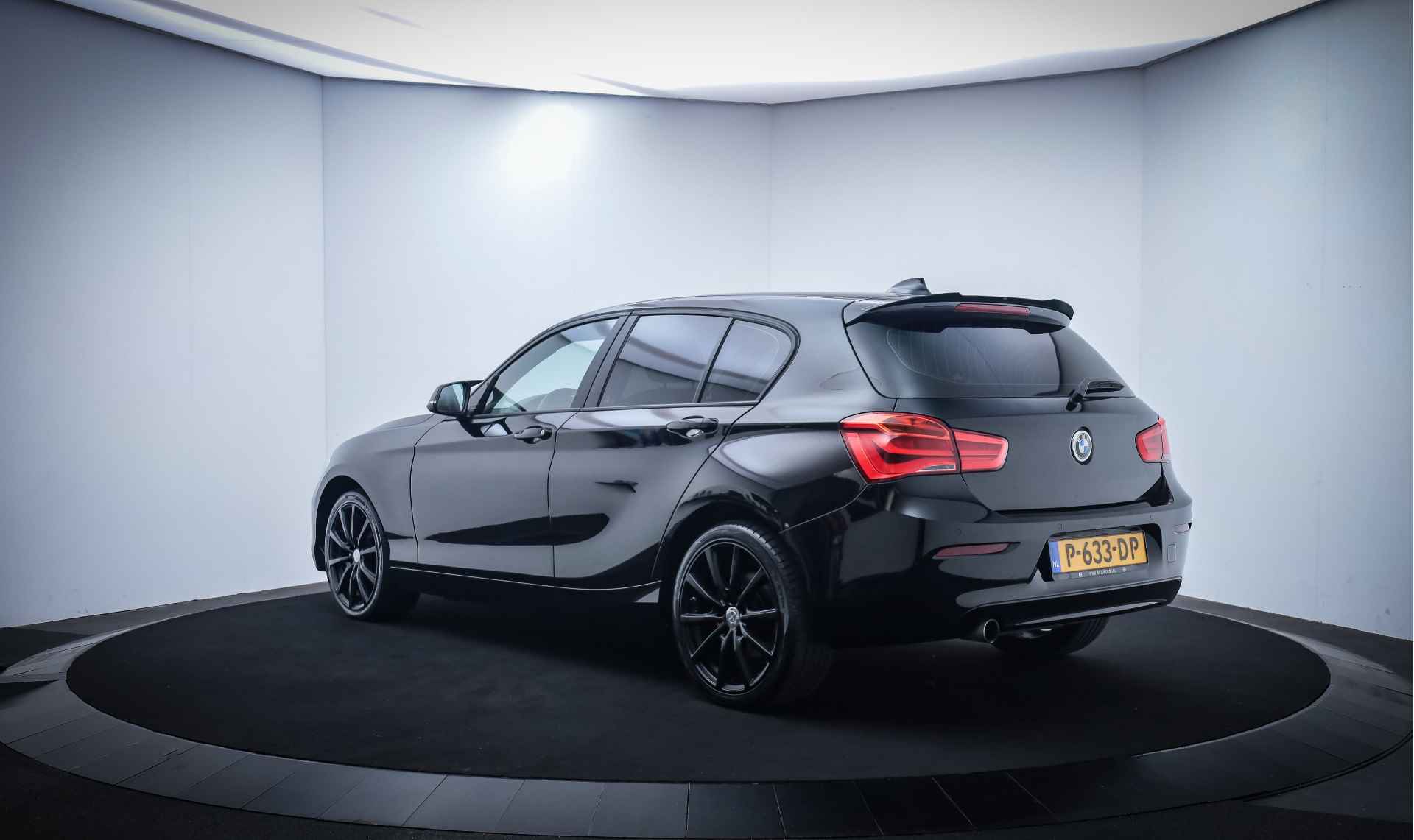 BMW 1-serie 118i 5Drs Executive NAVI/STOELVERW/18INCH/BLUETOOTH/PDC - 8/23