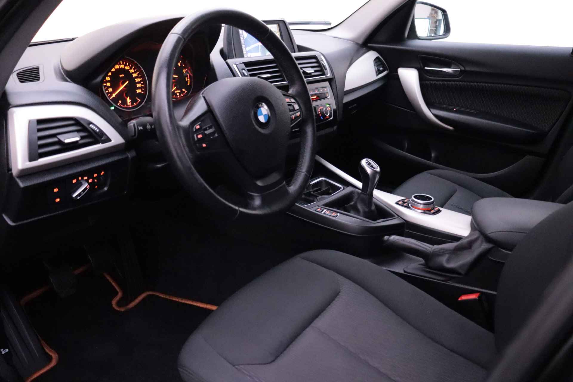 BMW 1-serie 118i 5Drs Executive NAVI/STOELVERW/18INCH/BLUETOOTH/PDC - 15/23