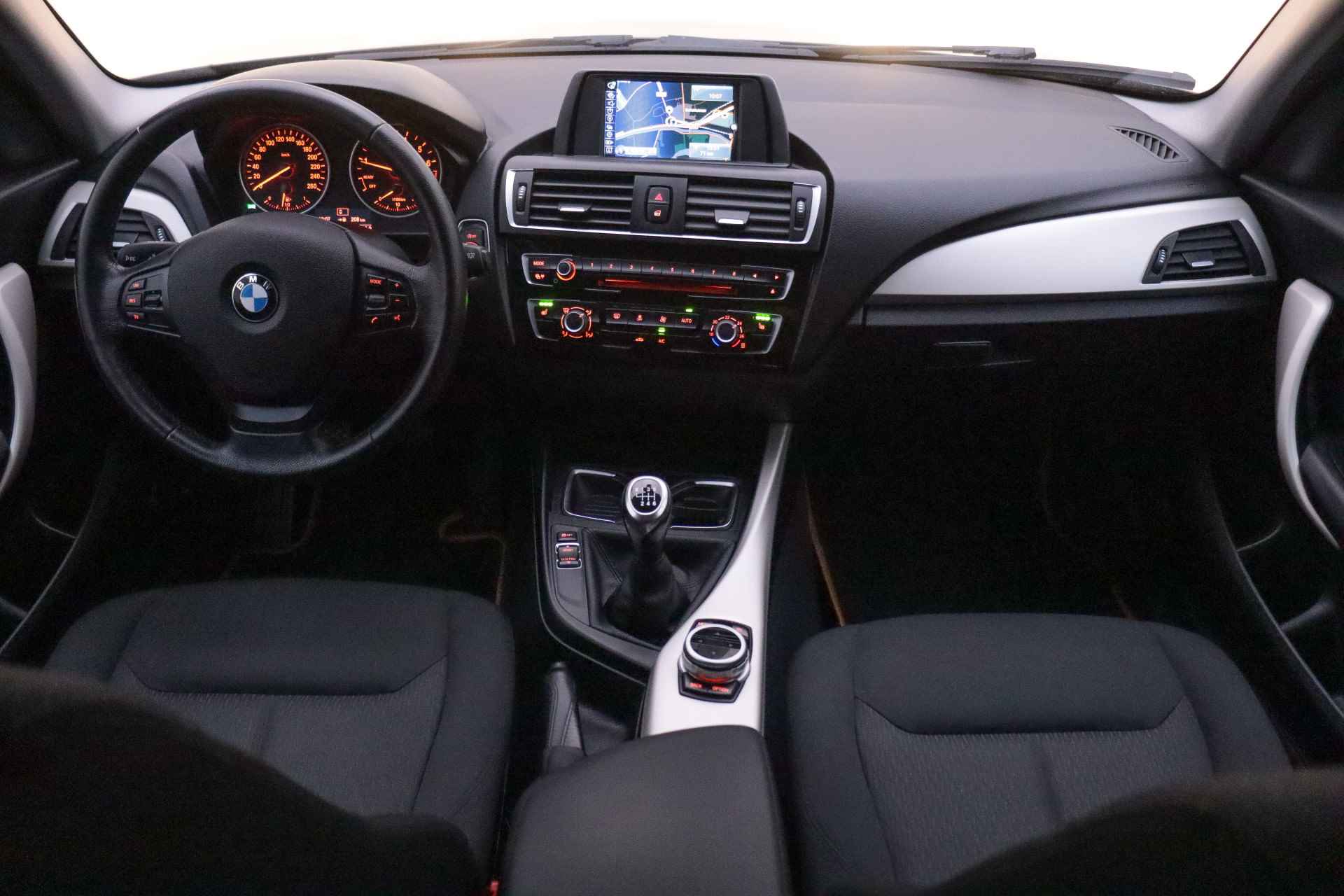 BMW 1-serie 118i 5Drs Executive NAVI/STOELVERW/18INCH/BLUETOOTH/PDC - 16/23