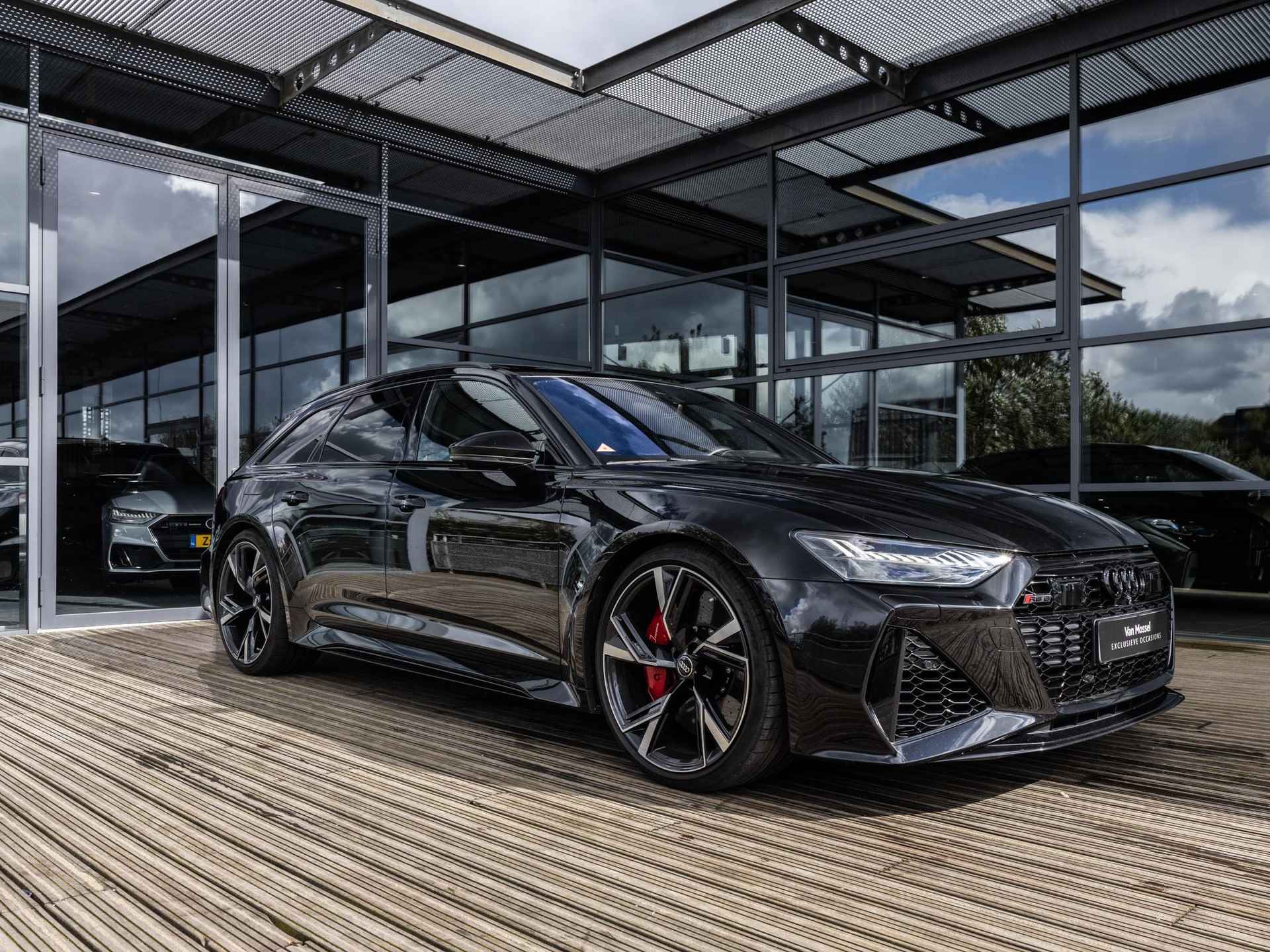 Audi RS6 Avant 4.0 TFSI QUATTRO | DYNAMIC PLUS | B&O SOUND | PANORAMADAK | KERAMISCHE SCHIJVEN | MATRIXLED | CARBON INTERIEUR | KEYLESS | SOFTCLOSE | 4-WIEL BESTURING | 305 KM/U | BTW | STOELVENTILATIE | 360 CAMERA | - 4/55