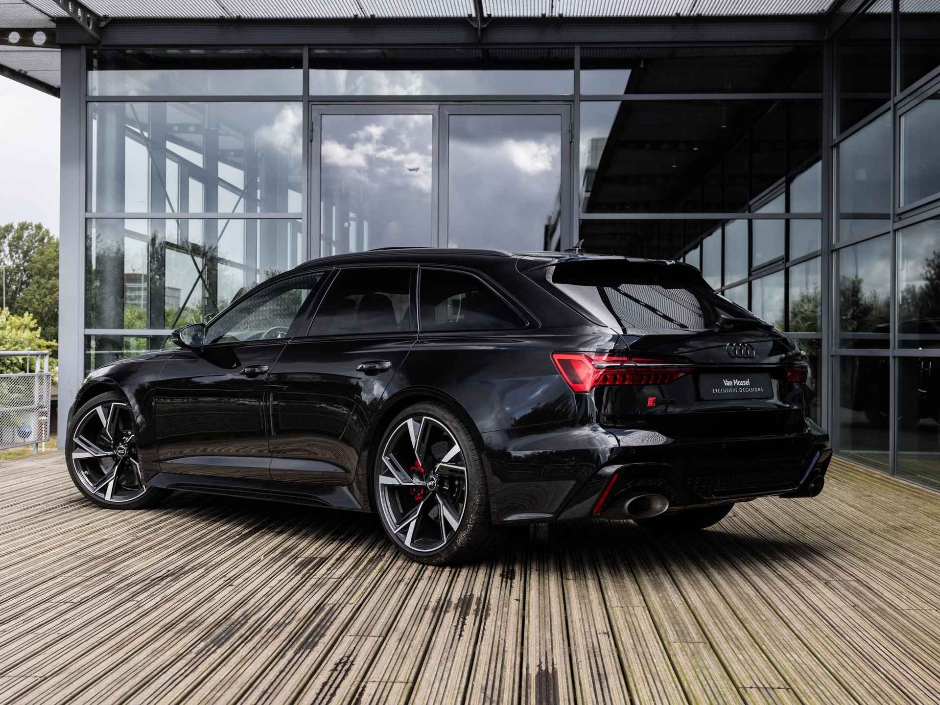 Audi RS6 Avant 4.0 TFSI QUATTRO | DYNAMIC PLUS | B&O SOUND | PANORAMADAK | KERAMISCHE SCHIJVEN | MATRIXLED | CARBON INTERIEUR | KEYLESS | SOFTCLOSE | 4-WIEL BESTURING | 305 KM/U | BTW | STOELVENTILATIE | 360 CAMERA | - 5/55