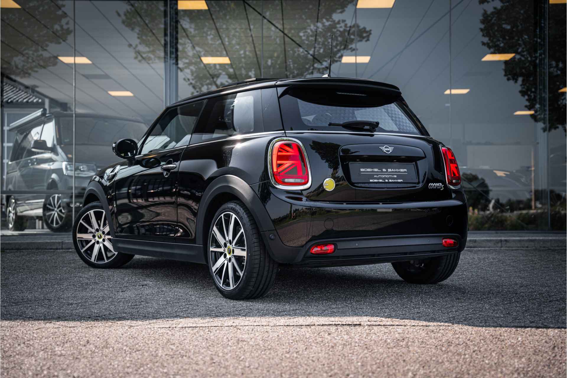 MINI Mini Electric Yours 33 kWh - Panodak - Leder - 12% bijtelling € 2.000,- SEPP subsidie - Facelift model! - 3/77