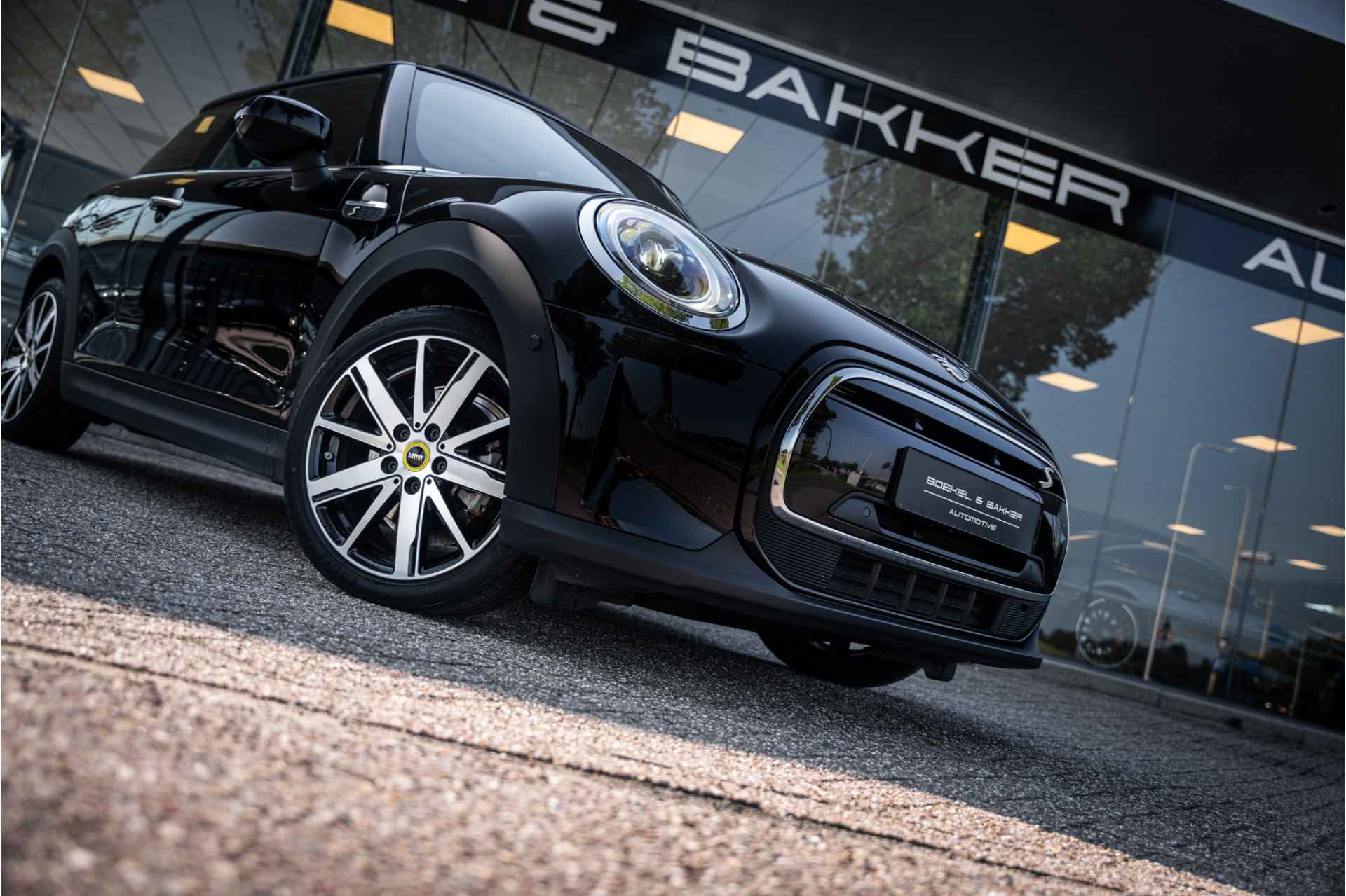 MINI Mini Electric Yours 33 kWh - Panodak - Leder - 12% bijtelling € 2.000,- SEPP subsidie - Facelift model! - 8/77