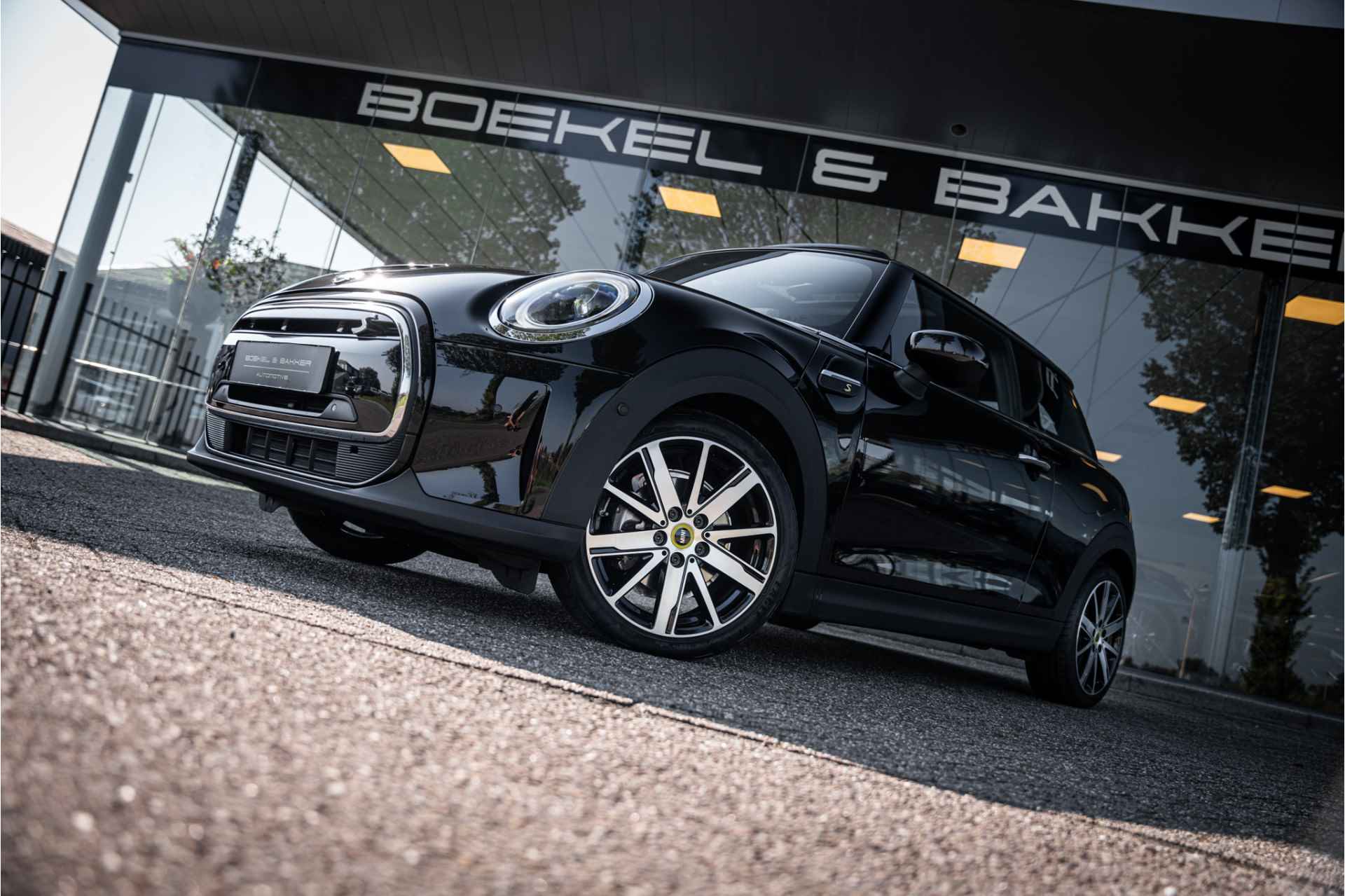 MINI Mini Electric Yours 33 kWh - Panodak - Leder - 12% bijtelling € 2.000,- SEPP subsidie - Facelift model! - 15/77