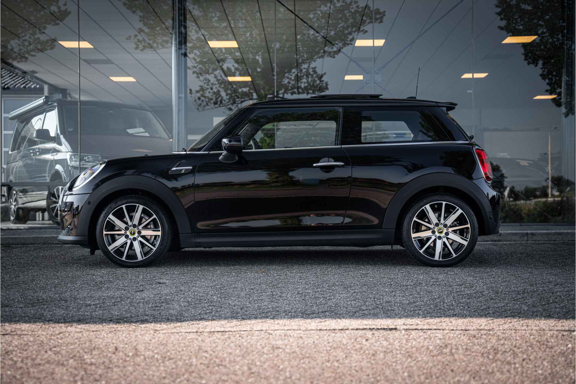 MINI Mini Electric Yours 33 kWh - Panodak - Leder - 12% bijtelling € 2.000,- SEPP subsidie - Facelift model! - 17/77