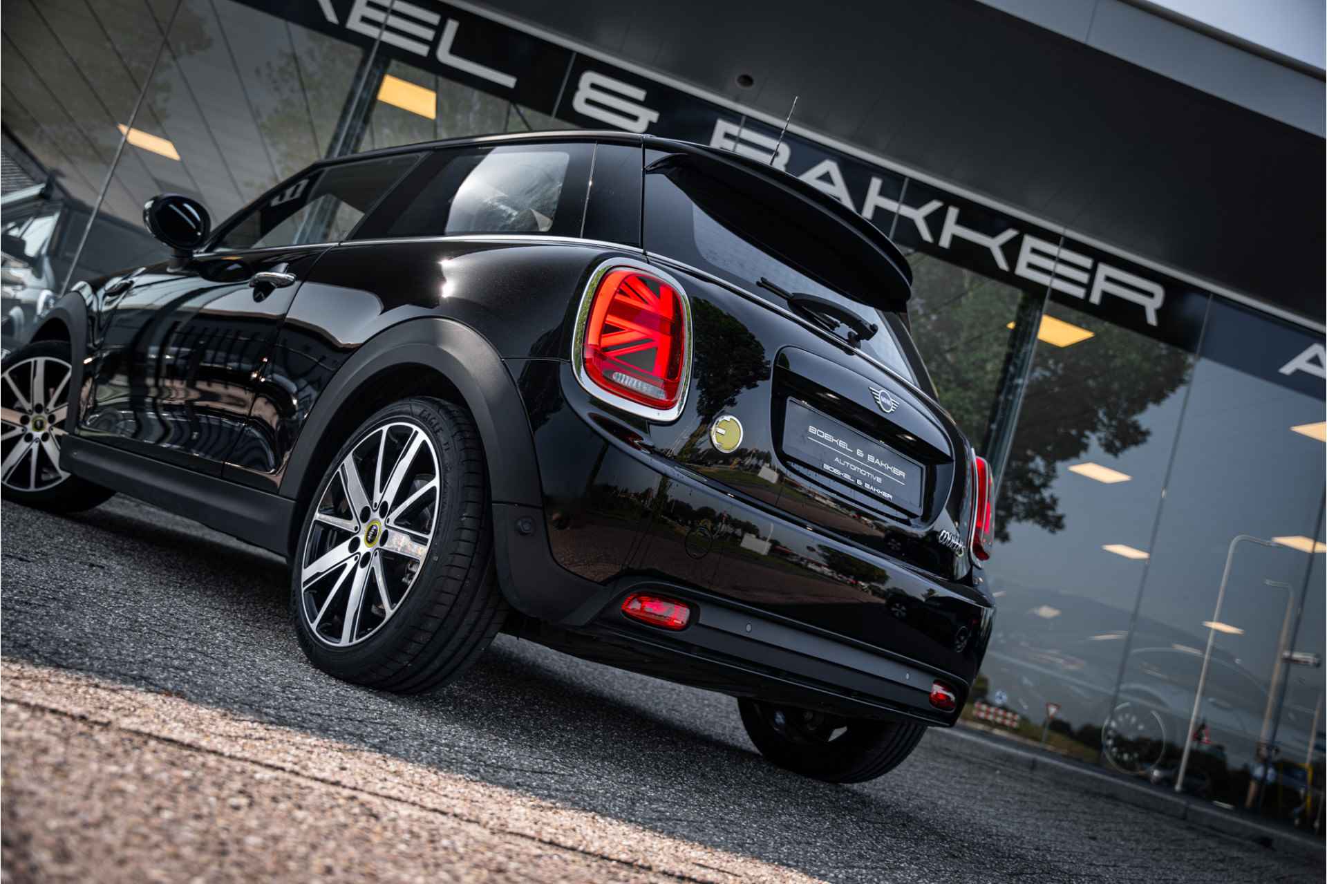 MINI Mini Electric Yours 33 kWh - Panodak - Leder - 12% bijtelling € 2.000,- SEPP subsidie - Facelift model! - 22/77