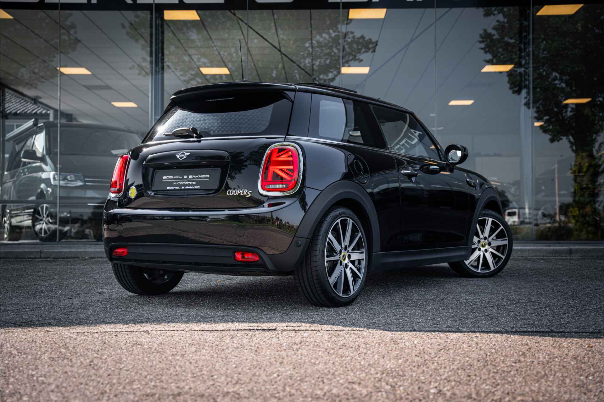 MINI Mini Electric Yours 33 kWh - Panodak - Leder - 12% bijtelling € 2.000,- SEPP subsidie - Facelift model! - 28/77