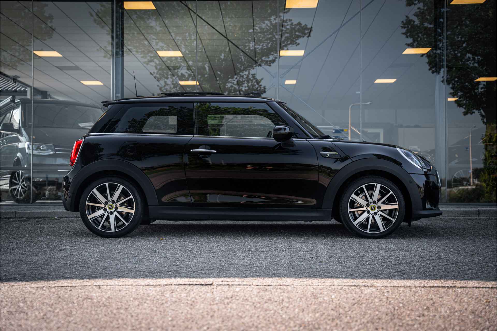 MINI Mini Electric Yours 33 kWh - Panodak - Leder - 12% bijtelling € 2.000,- SEPP subsidie - Facelift model! - 30/77