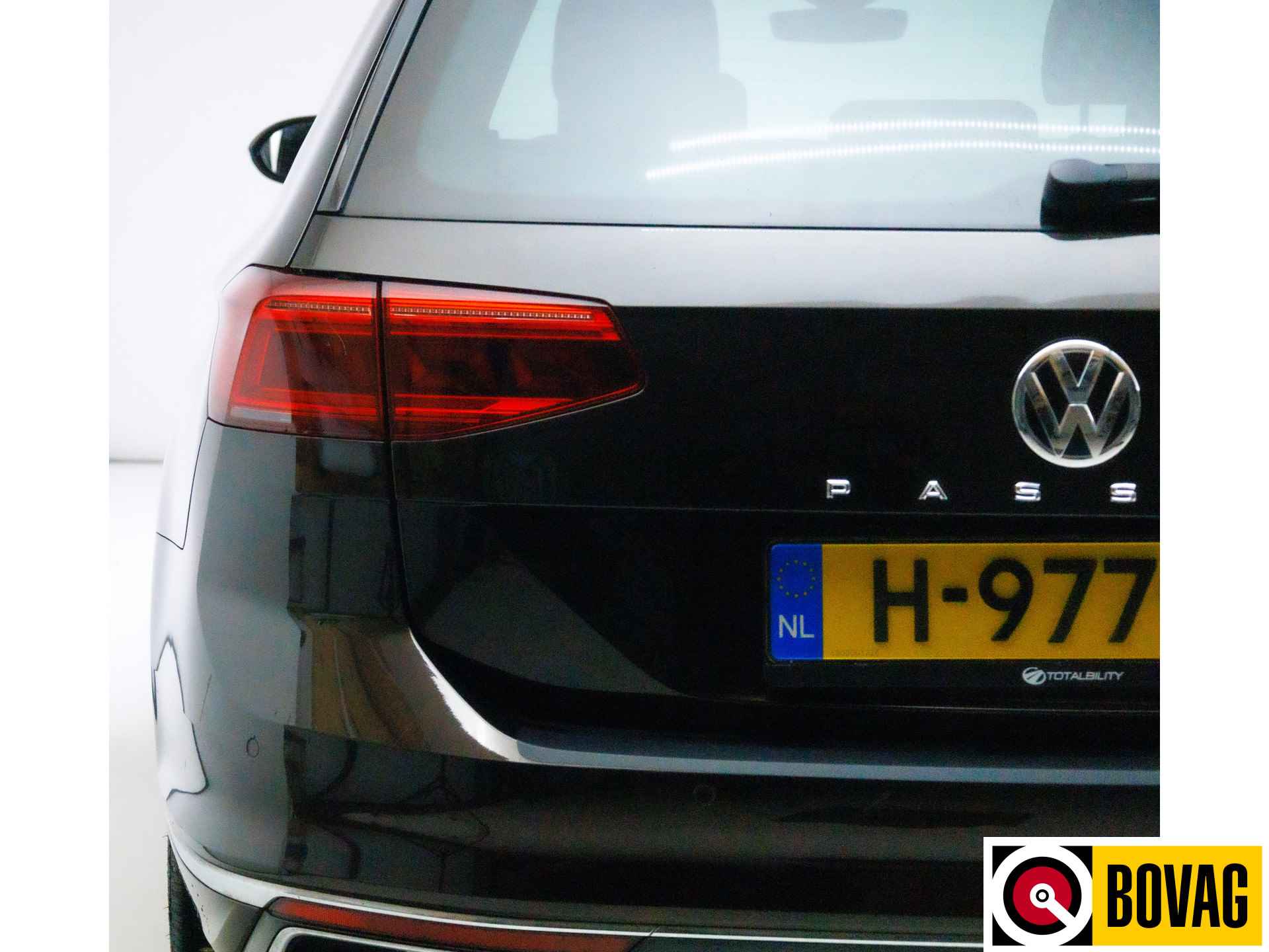 Volkswagen Passat Variant 1.5 TSI Elegance Business R 150 PK Panoramadak, Travel-assist, Stoelverw, Half leer/alcan, Camera, Navigatie, Trekhaak - 8/23