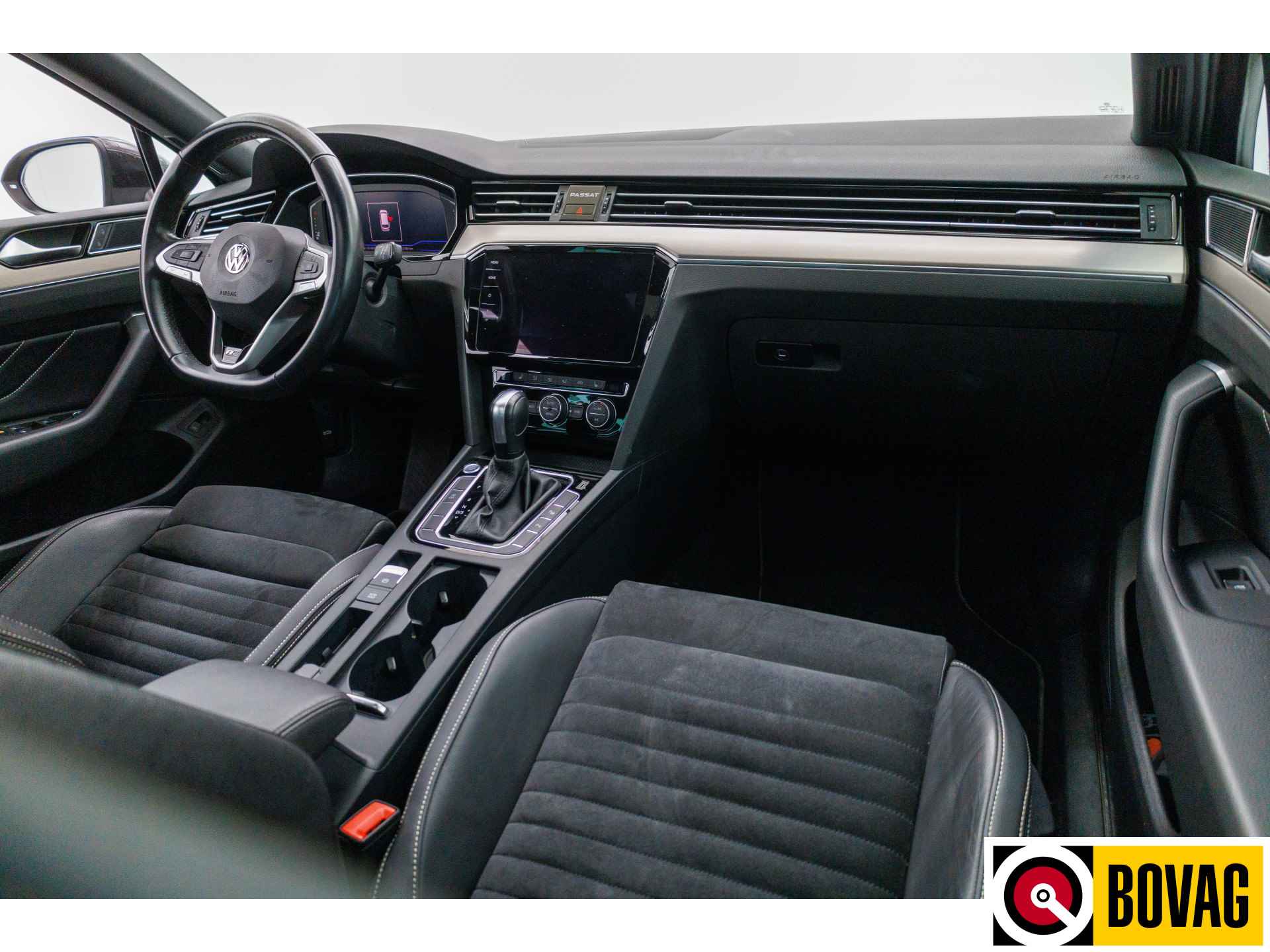 Volkswagen Passat Variant 1.5 TSI Elegance Business R 150 PK Panoramadak, Travel-assist, Stoelverw, Half leer/alcan, Camera, Navigatie, Trekhaak - 11/23