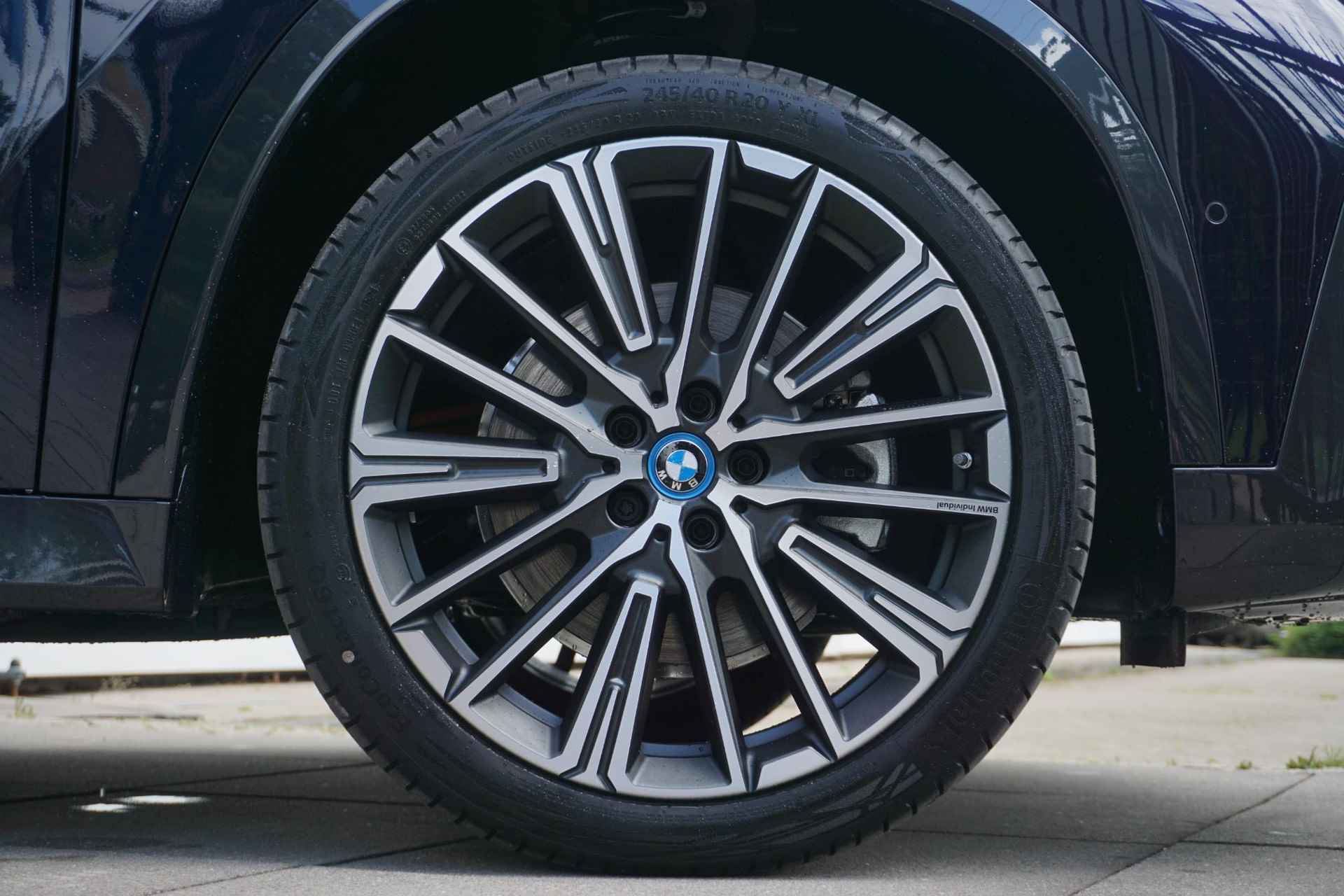 BMW iX1 xDrive30 xLine | Innovation Pack | 20 inch BMW Individual Light alloy wheels multi-spoke | Glazen panoramadak - 6/36