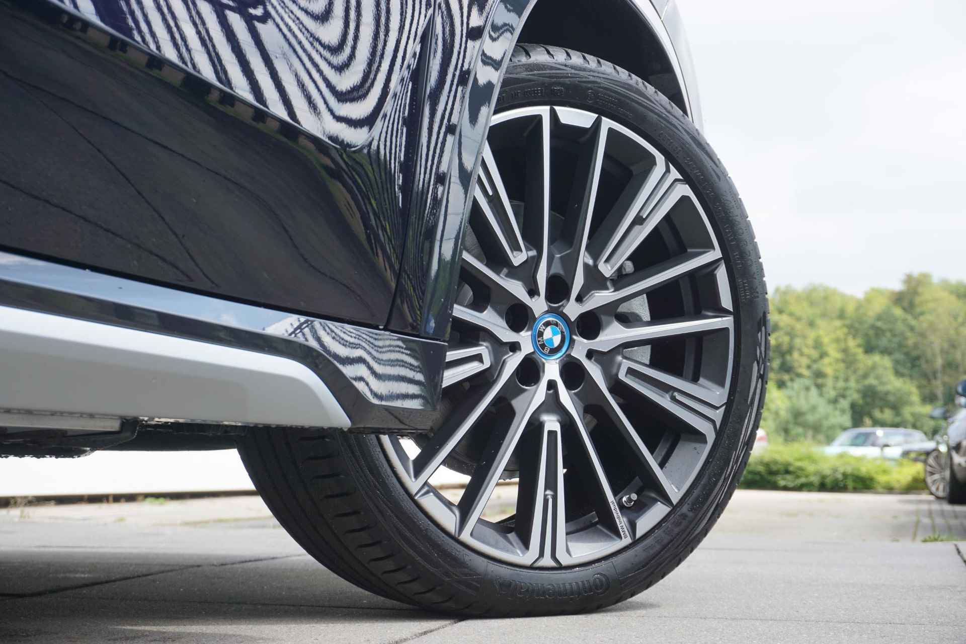 BMW iX1 xDrive30 xLine | Innovation Pack | 20 inch BMW Individual Light alloy wheels multi-spoke | Glazen panoramadak - 23/36