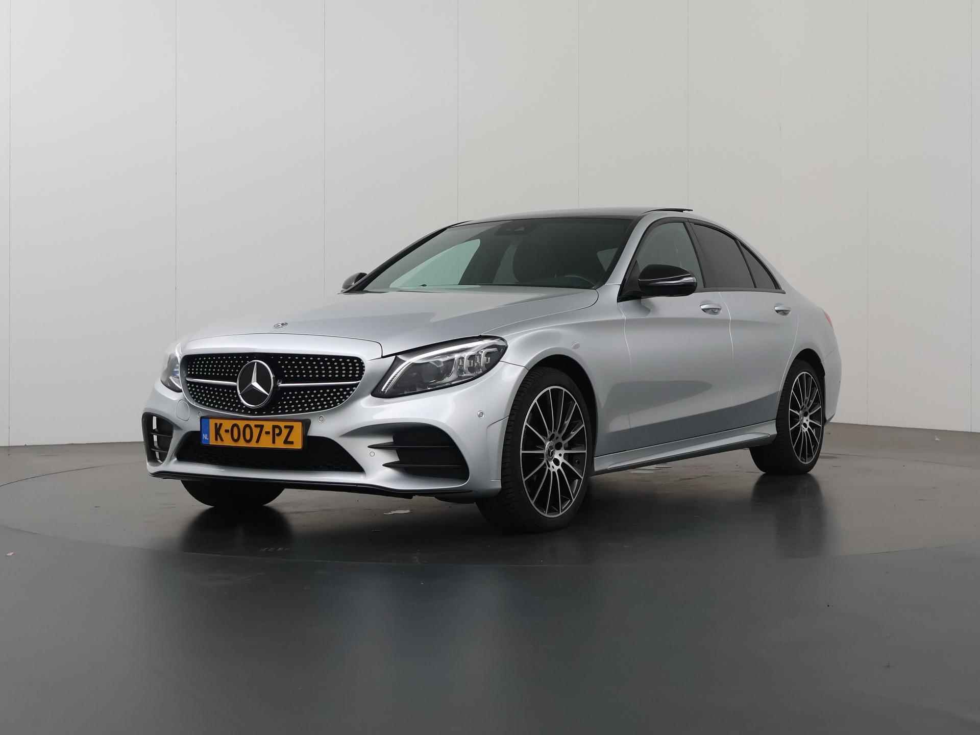 Mercedes-Benz C-klasse 300 e 4MATIC Premium Plus Pack | AMG Line | 360 Camera | Multibeam LED | Burmester Sound | Nightpakket | Sfeerverlichting | Apple CarPlay | Groot Navigatie | Panoramadak | Trekhaak | Ele. stoelen + geheugen | - 50/50