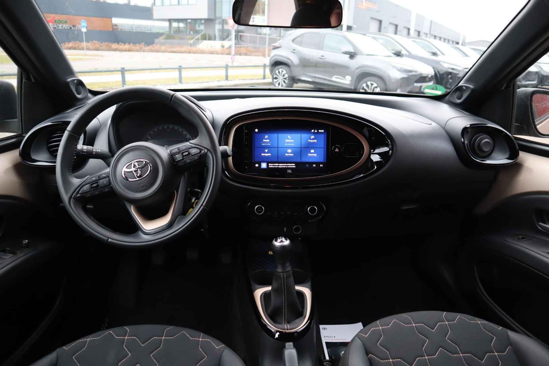 Toyota Aygo X ENVY 5-DEURS APPLE/ANDROID JBL-AUDIO NAVI 18"LMV LED PRIVACY-GLASS NL-AUTO - 15/30