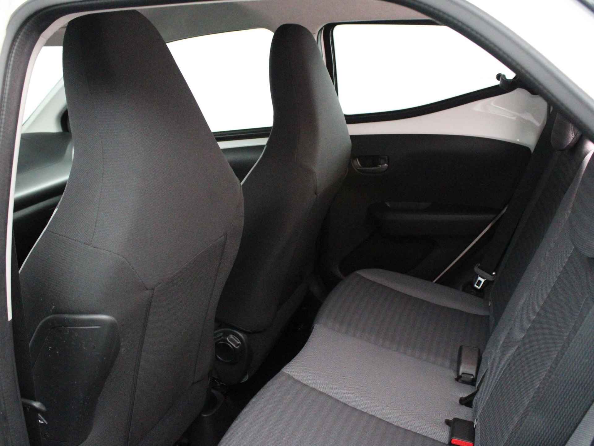 Toyota Aygo 1.0 VVT-i x-play | LED | Airco | Bluetooth | Radio-USB | Apple Carplay/Android Auto | 1e eigenaar! - 15/43